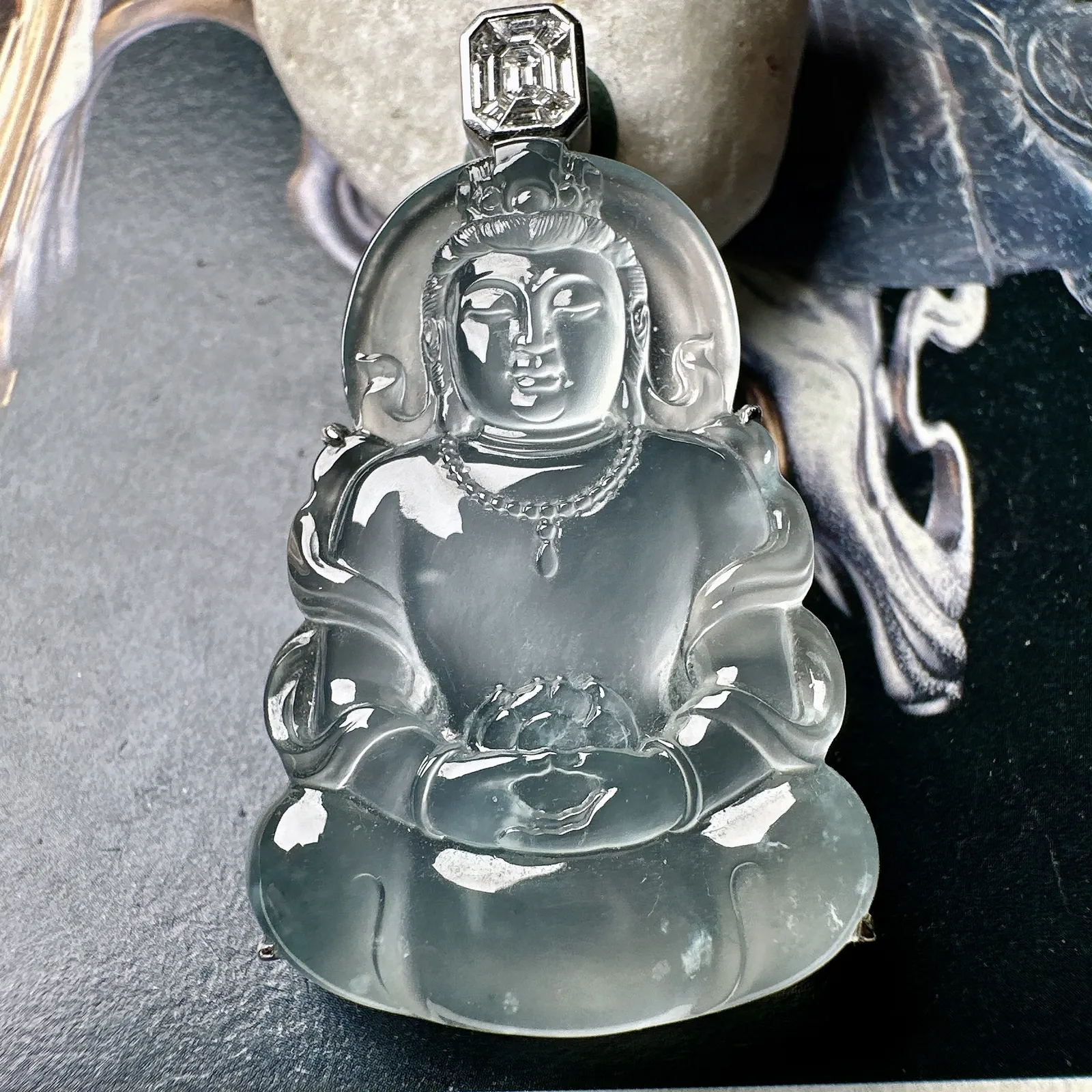 【玻璃种小观音】玻璃光泽，晶莹剔透，冰感十足，通透闪亮，18k金钻镶嵌，裸石尺寸39.2*26.8*