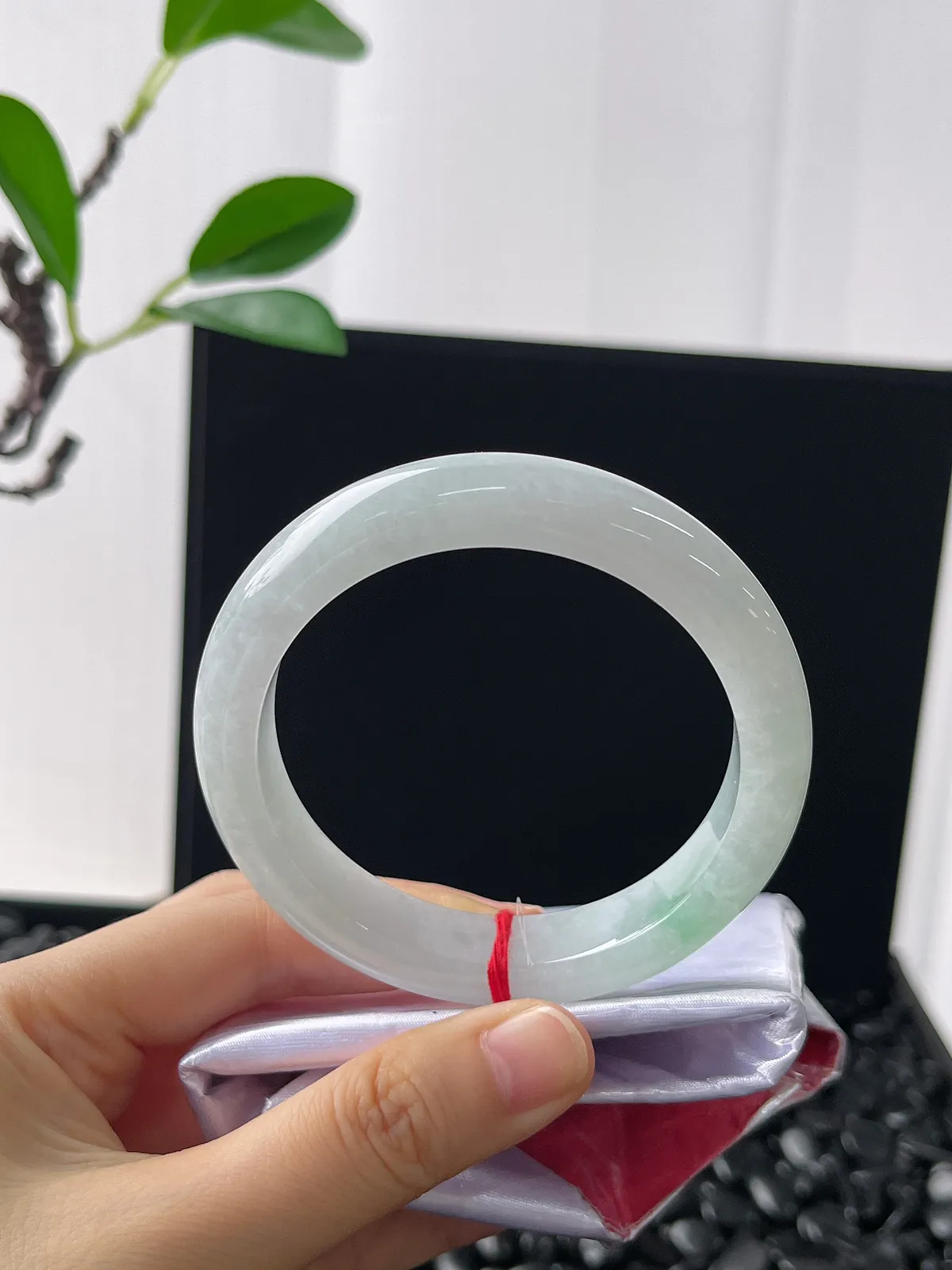 正圈56.5圈口，翡翠糯化种飘绿手镯