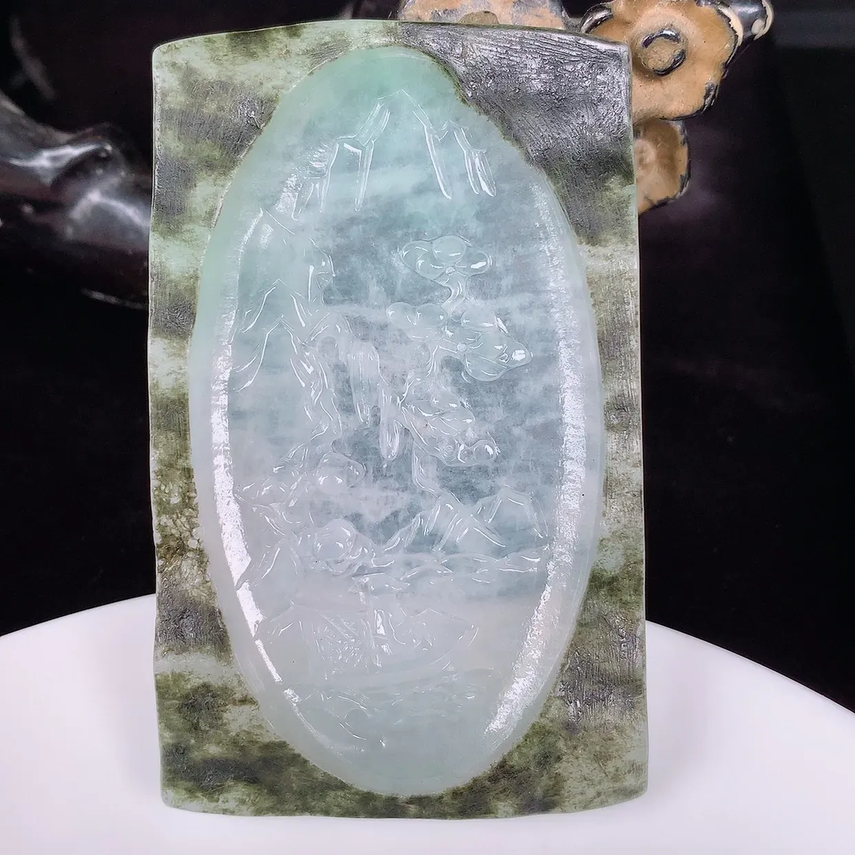 自然光实拍，大件冰润冰飘绿翡翠山水牌吊坠，翡翠山水，立体生动形象，山水素材布局合理，意境感佳，佩戴上身效果更高贵 #60.17