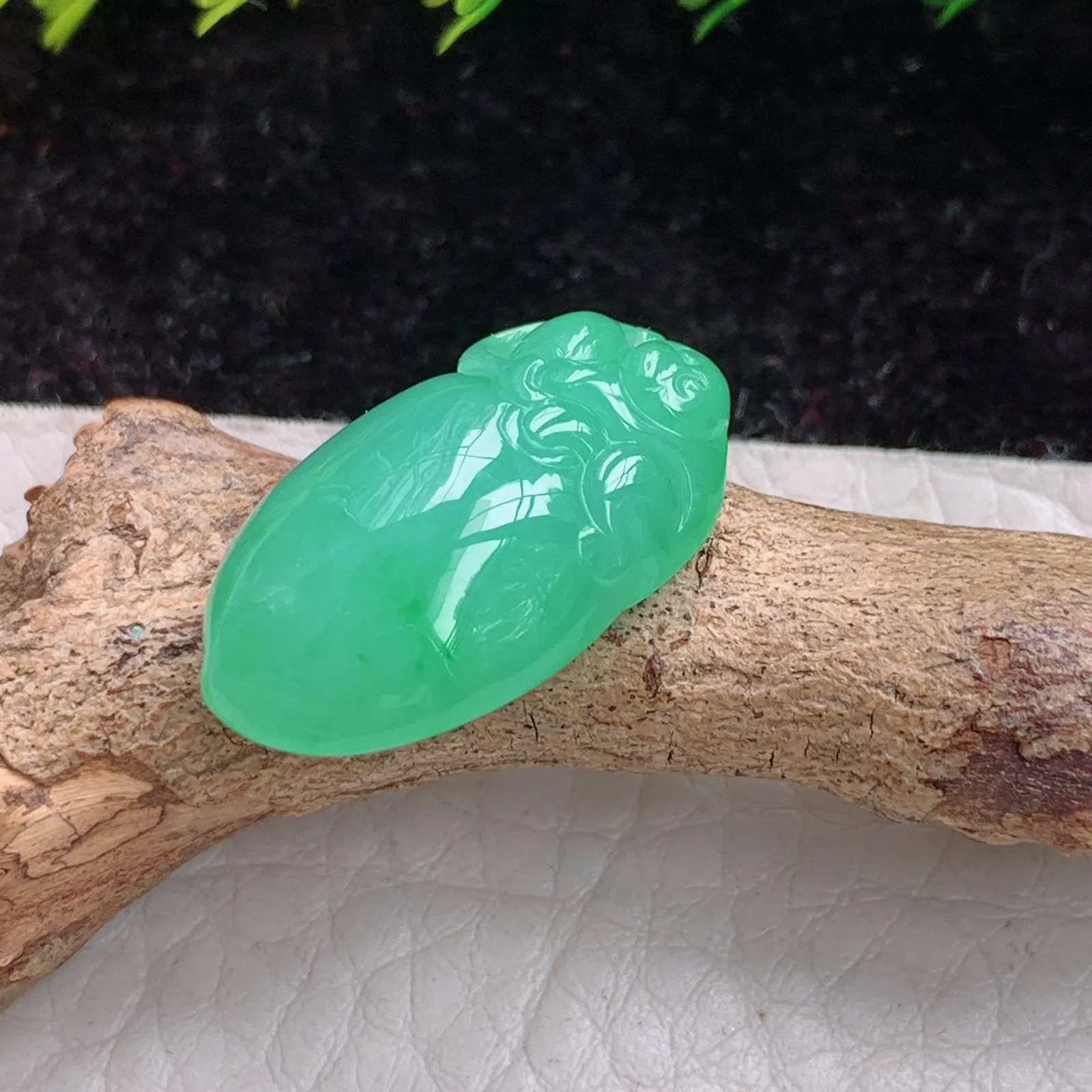 lz实拍22*13*7.2缅甸A货翡翠满绿冰胶饱满灵猴抱寿桃 生肖玉猴子玉吊坠 玉挂件