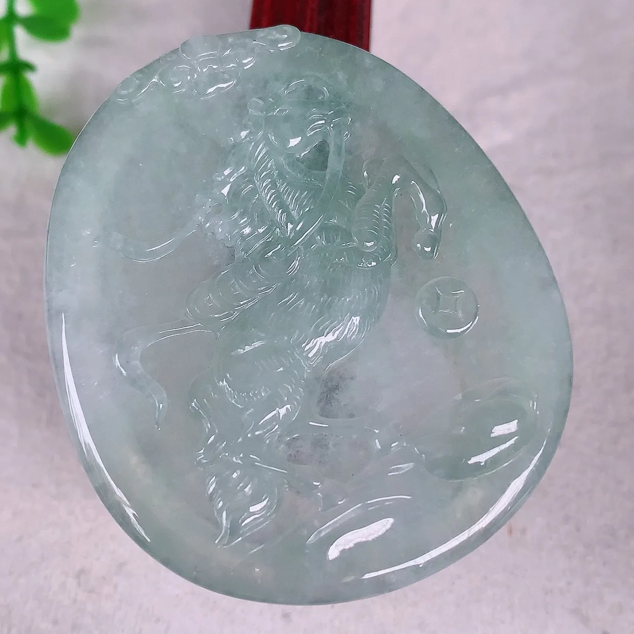 自然光实拍，冰润冰种翡翠生肖马吊坠，马上有钱，种老水足，翠色灵动，寓意美好，佩戴时尚出众！#36.1