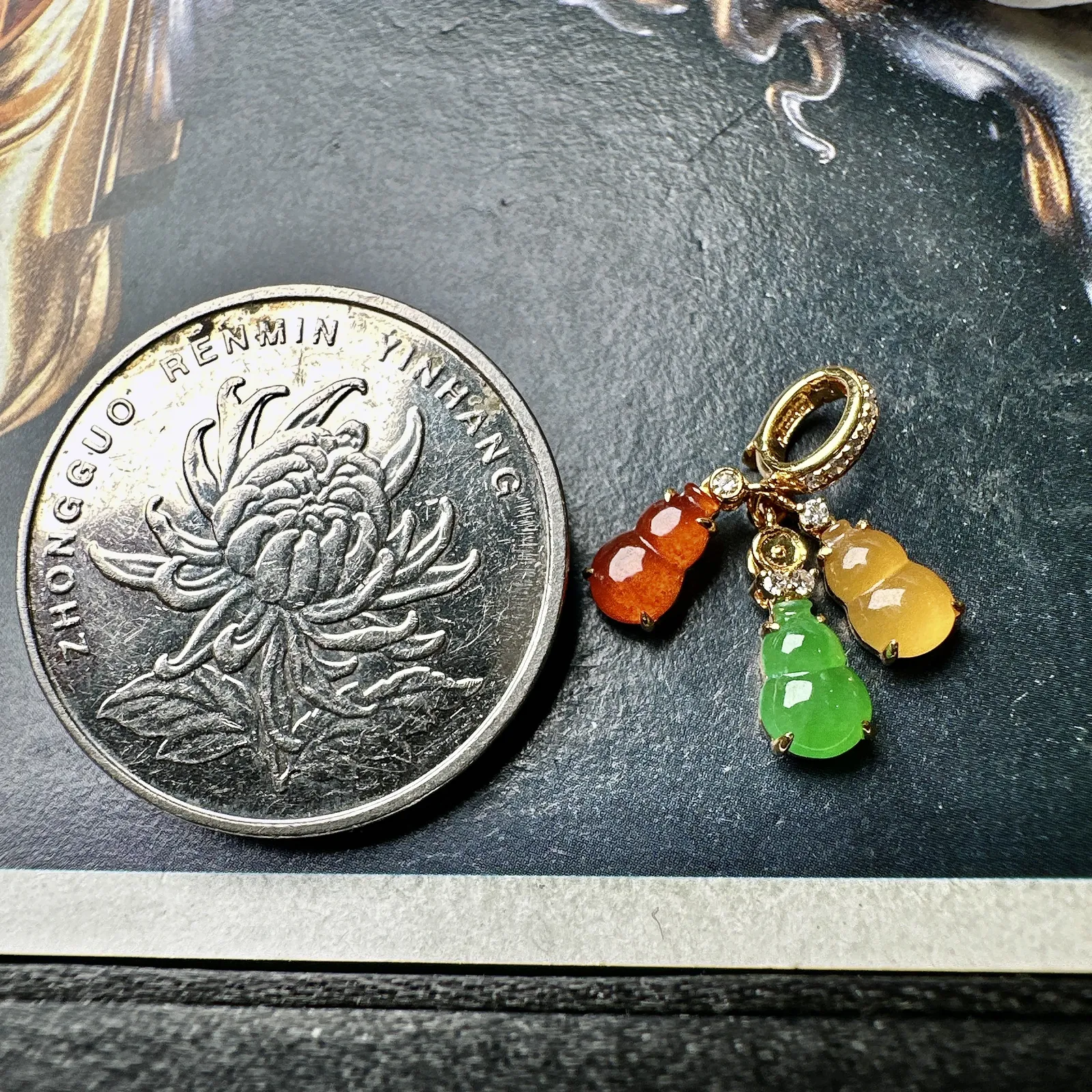 【冰种三彩葫芦小滴流】流行扣款，多种佩戴搭配，冰感十足，晶莹透亮，18K金钻镶嵌，其中一件裸石尺寸6.7*4.8*2.6毫米