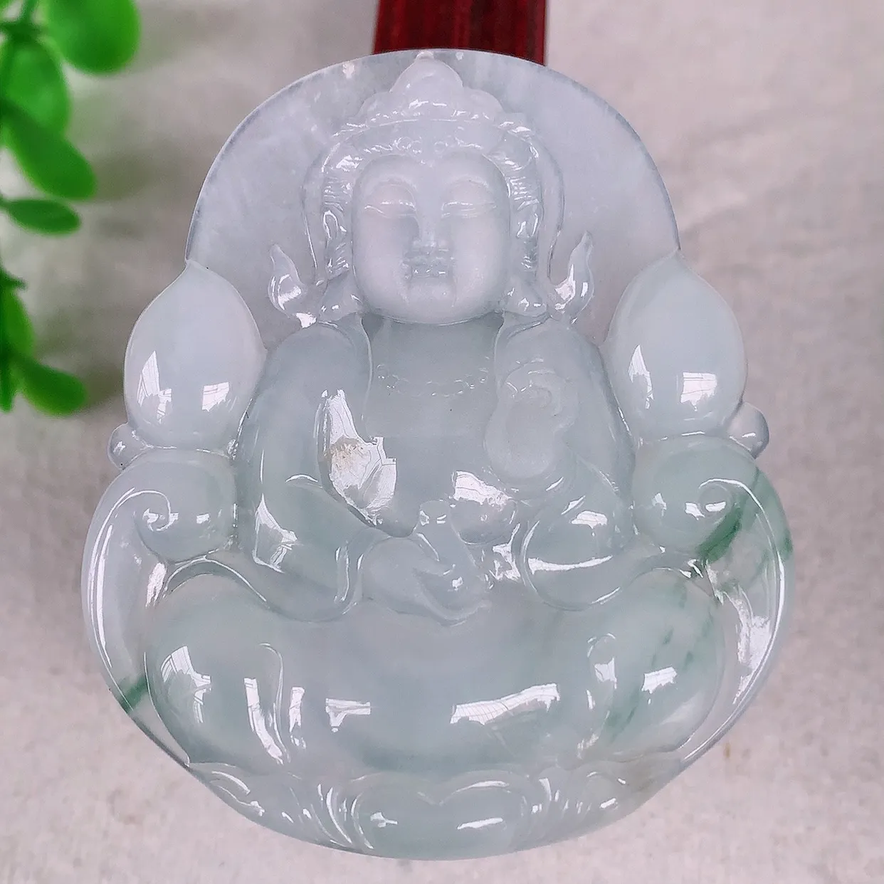 自然光实拍，冰种飘花翡翠观音吊坠，赐福翡翠观音，翠色迷人，观音面相端庄，佩戴时尚出众！#36.17