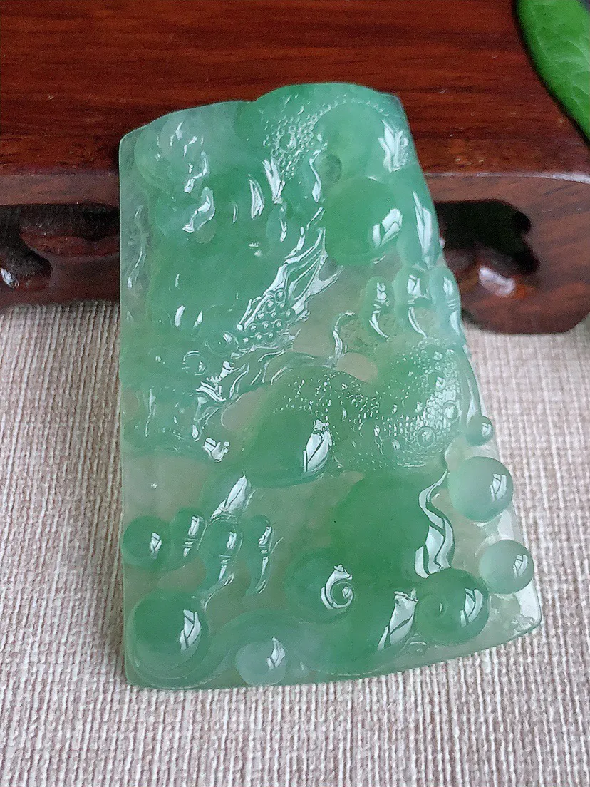 缅甸a货翡翠ddj老坑冰种晴绿龙牌吊坠 整体61×40.5×6mm 30.00