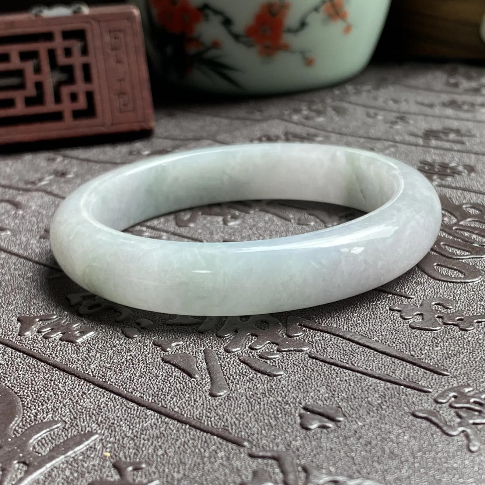 推荐【57圈淡春冰糯镯】淡淡的紫气发货淡淡的绿，种水好，带点冰感，石头天然形成过程中的石头纹理某个角度可见，无裂，不介意超值～～送镯心料龙牌