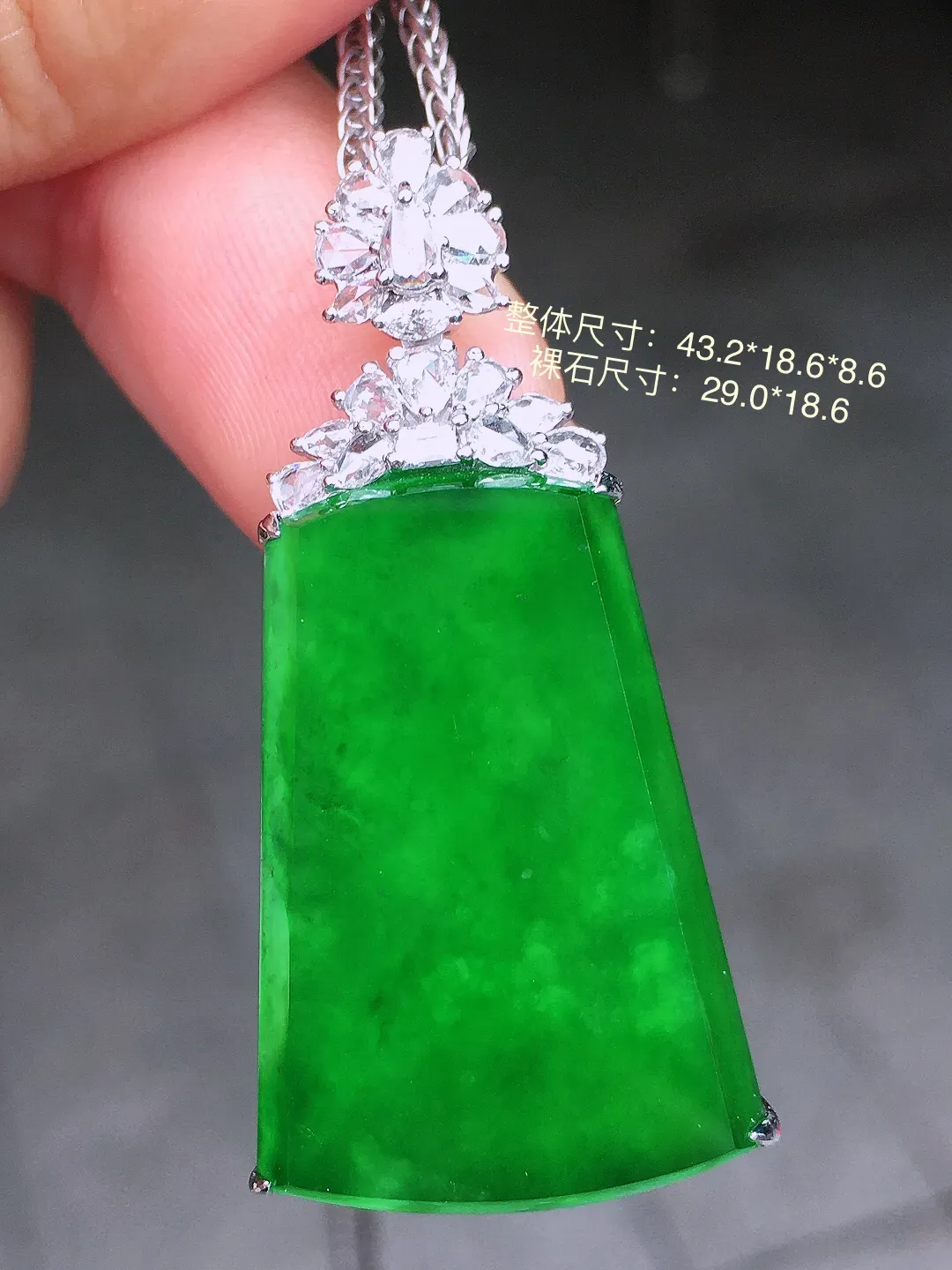 阳绿无事牌吊坠，色泽均匀艳丽，玉质细腻，荧光感超
强，饱满水润，气质满满。18k
金豪华镶嵌