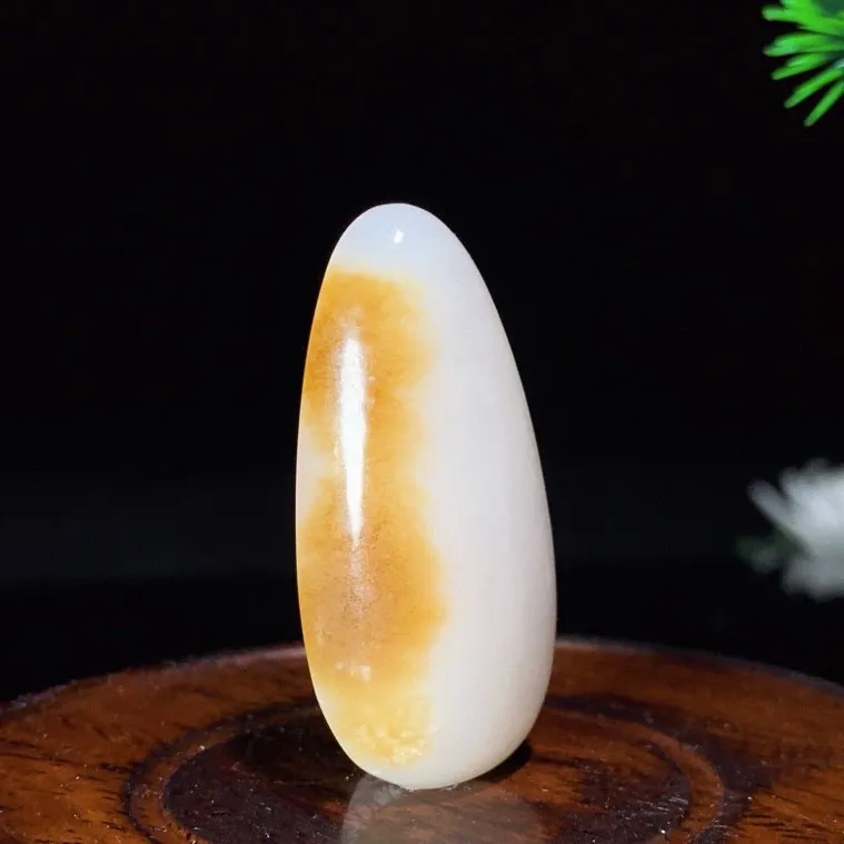 新疆且末糖水滴挂件。尺寸46/22/9重14克。白度一级。玉质细腻油润。手推出油。佩戴高端典雅。ltz250517