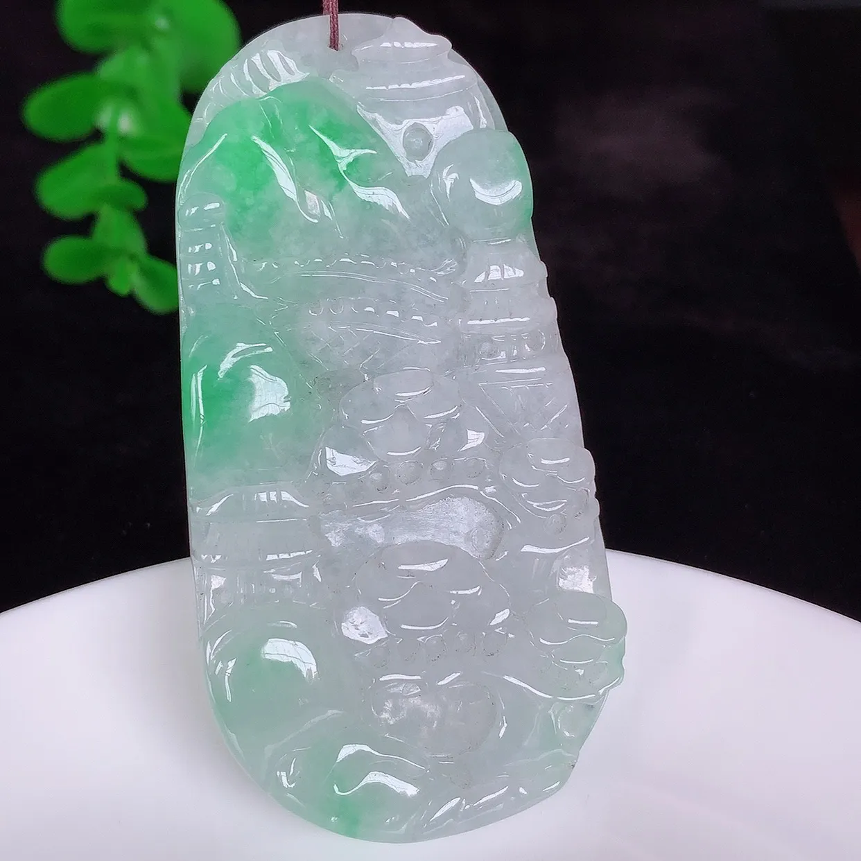 自然光实拍，大件冰润冰糯种飘阳绿翡翠山水牌吊坠，翡翠山水，立体生动形象，山水素材布局合理，意境感佳，佩戴上身效果更高贵 #46.17