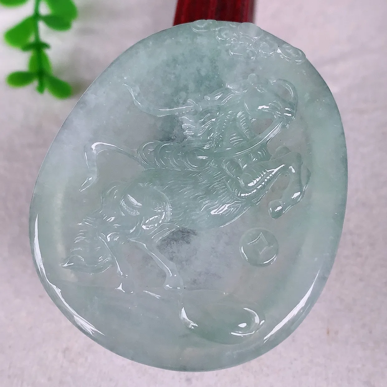 自然光实拍，冰润冰种翡翠生肖马吊坠，马上有钱，种老水足，翠色灵动，寓意美好，佩戴时尚出众！#36.17