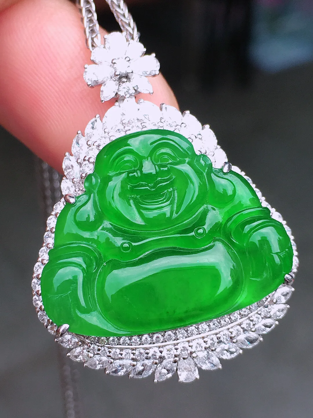 阳绿佛公吊坠，色泽均匀艳丽，玉质细腻，荧光感超
强，饱满水润，气质满满。18k
金豪华镶嵌