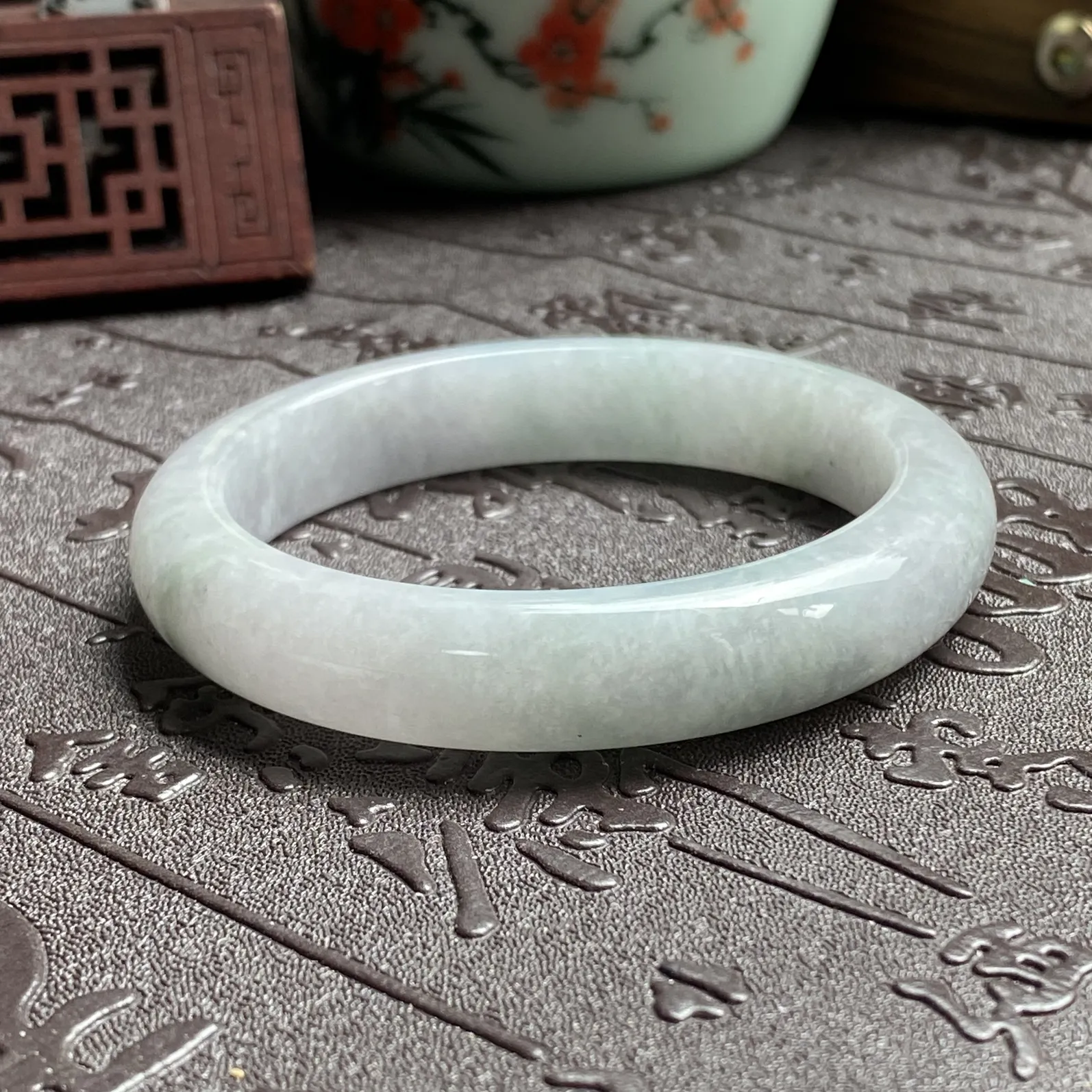 推荐【57圈淡春冰糯镯】淡淡的紫气发货淡淡的绿，种水好，带点冰感，石头天然形成过程中的石头纹理某个角度可见，无裂，不介意超值～～送镯心料龙牌