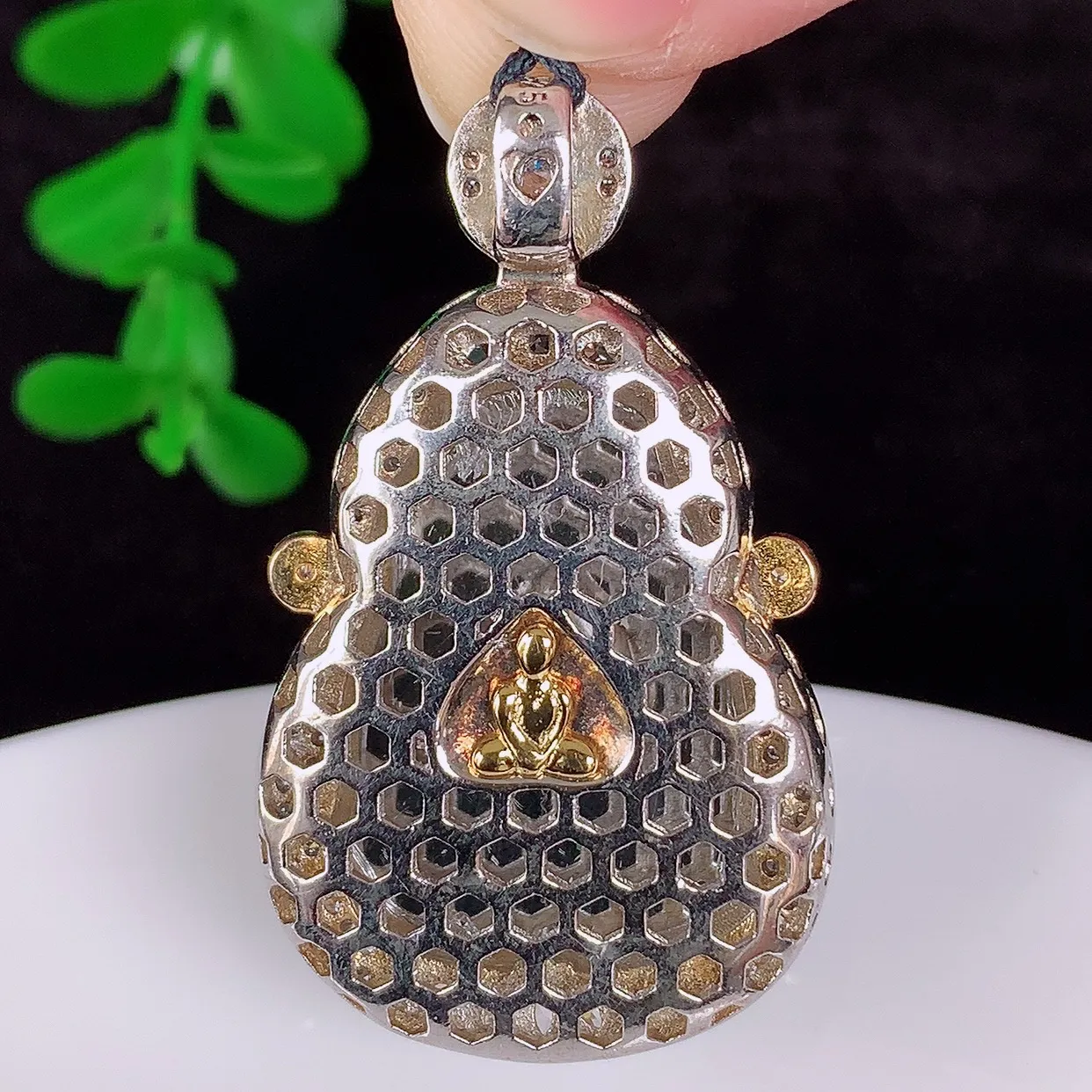 自然光实拍，冰透飘绿翡翠925银镶嵌财神爷吊坠，自然光实拍，翠色灵动，颜色漂亮，种老水足，品相佳，佩戴佳品！#96.17整体39.5*23.5*10裸石25.6*18
