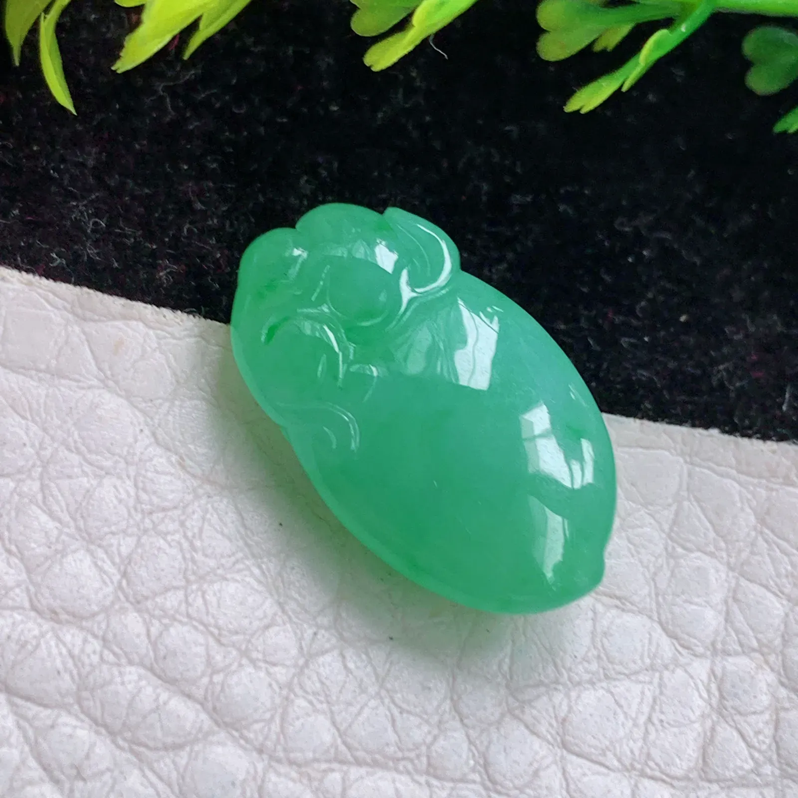 lz实拍22*13*7.2缅甸A货翡翠满绿冰胶饱满灵猴抱寿桃 生肖玉猴子玉吊坠 玉挂件