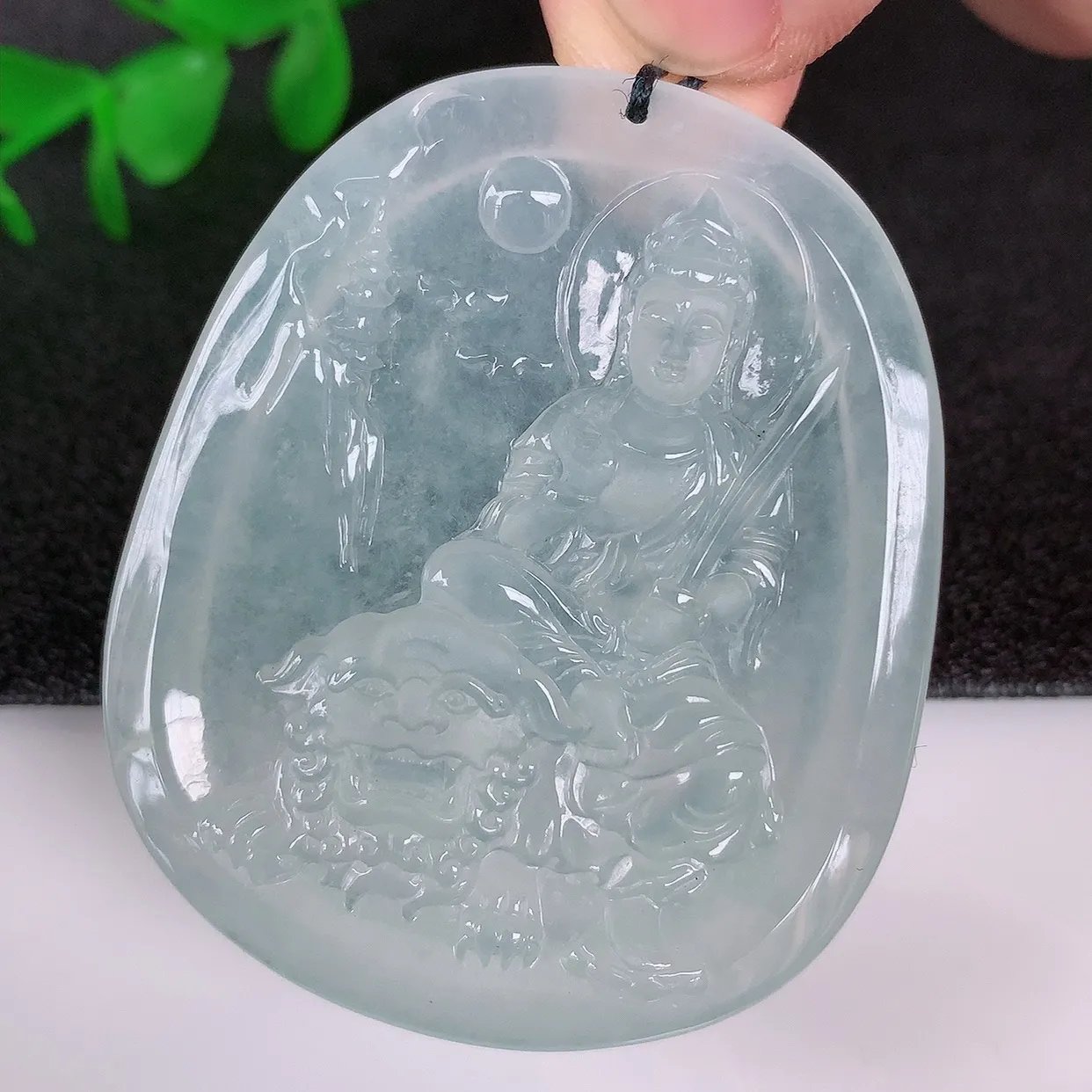 自然光实拍，冰种翡翠普贤菩萨吊坠，赐福翡翠观音，翠色迷人，观音面相端庄，佩戴时尚出众！#36.17