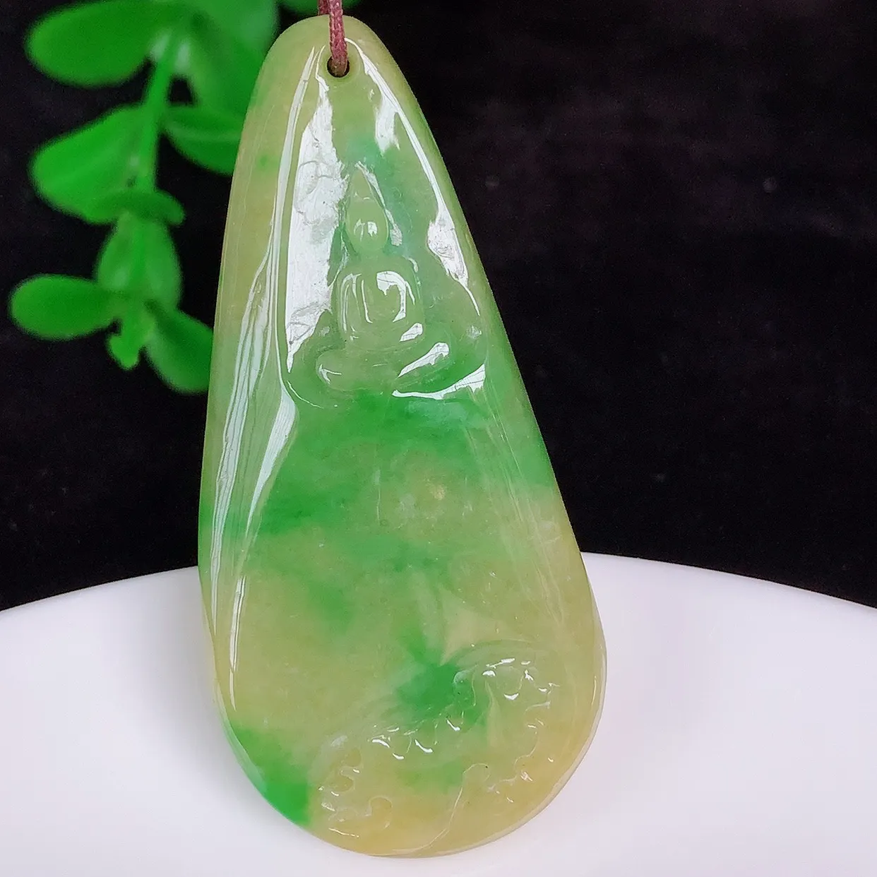 自然光实拍，冰润冰糯种双彩黄加绿翡翠悟道吊坠，翡翠悟道寓意“祥和，安宁，吉祥，幸福”，佩戴效果优雅迷