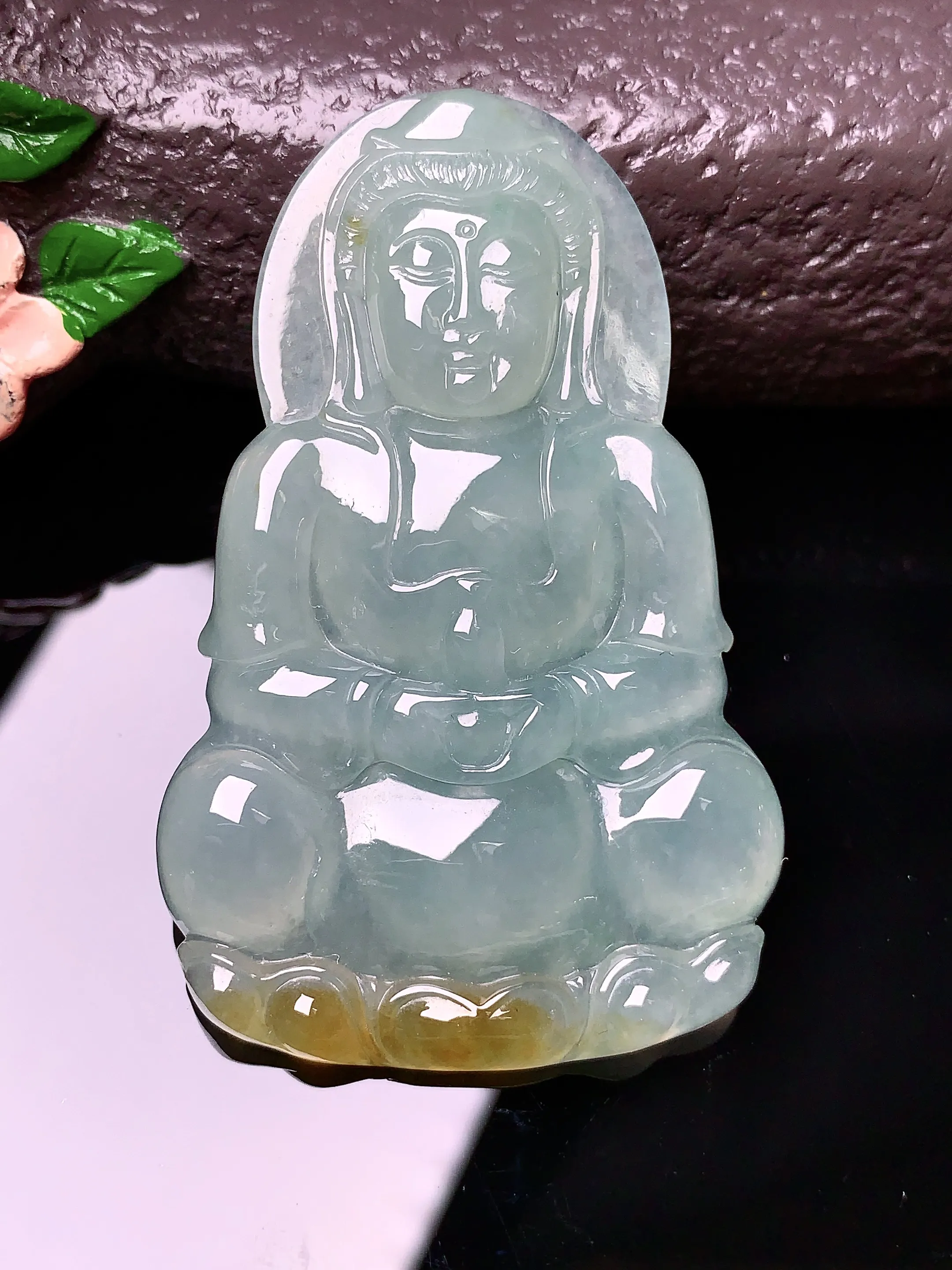 晴底飘黄翡观音菩萨吊坠 玉质细腻 色泽艳丽 整体尺寸55.3*35.2*5.2