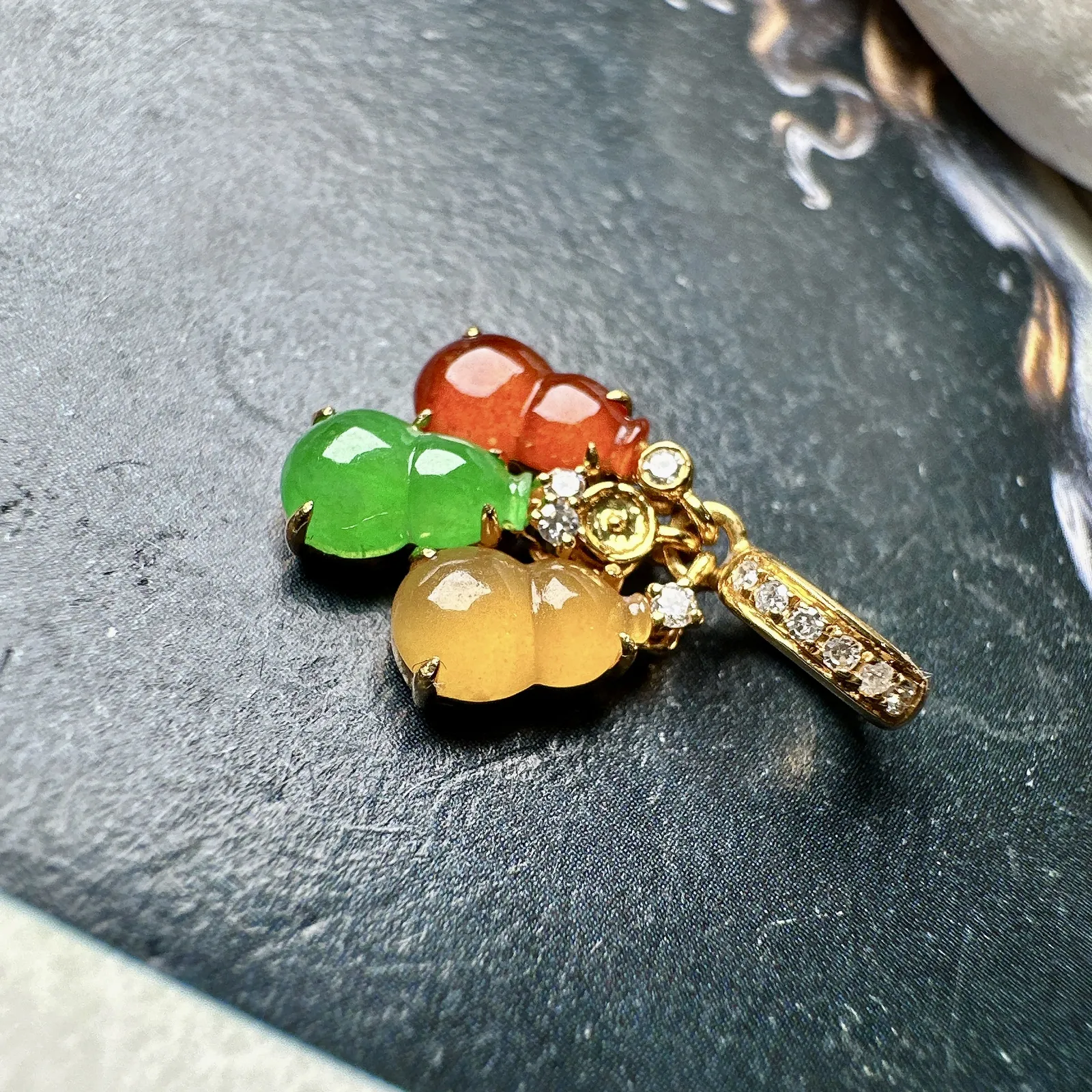 【冰种三彩葫芦小滴流】流行扣款，多种佩戴搭配，冰感十足，晶莹透亮，18K金钻镶嵌，其中一件裸石尺寸6.7*4.8*2.6毫米