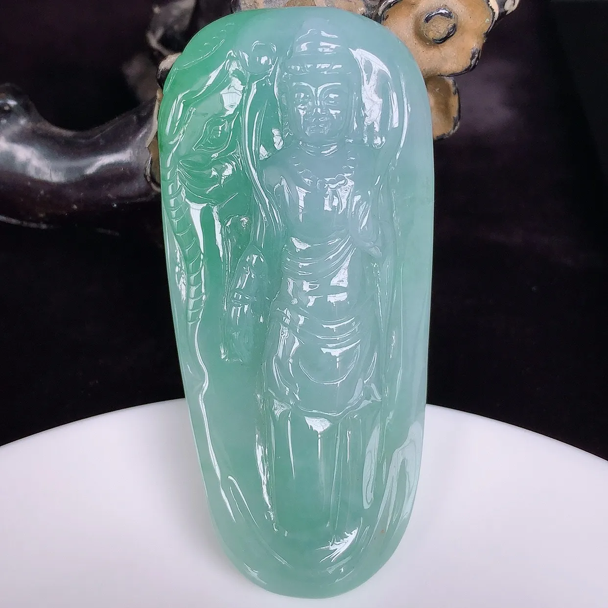 自然光实拍，大件厚装冰润冰糯种淡春彩翡翠正装观音吊坠，赐福翡翠观音，翠色迷人，观音面相端庄，佩戴时尚