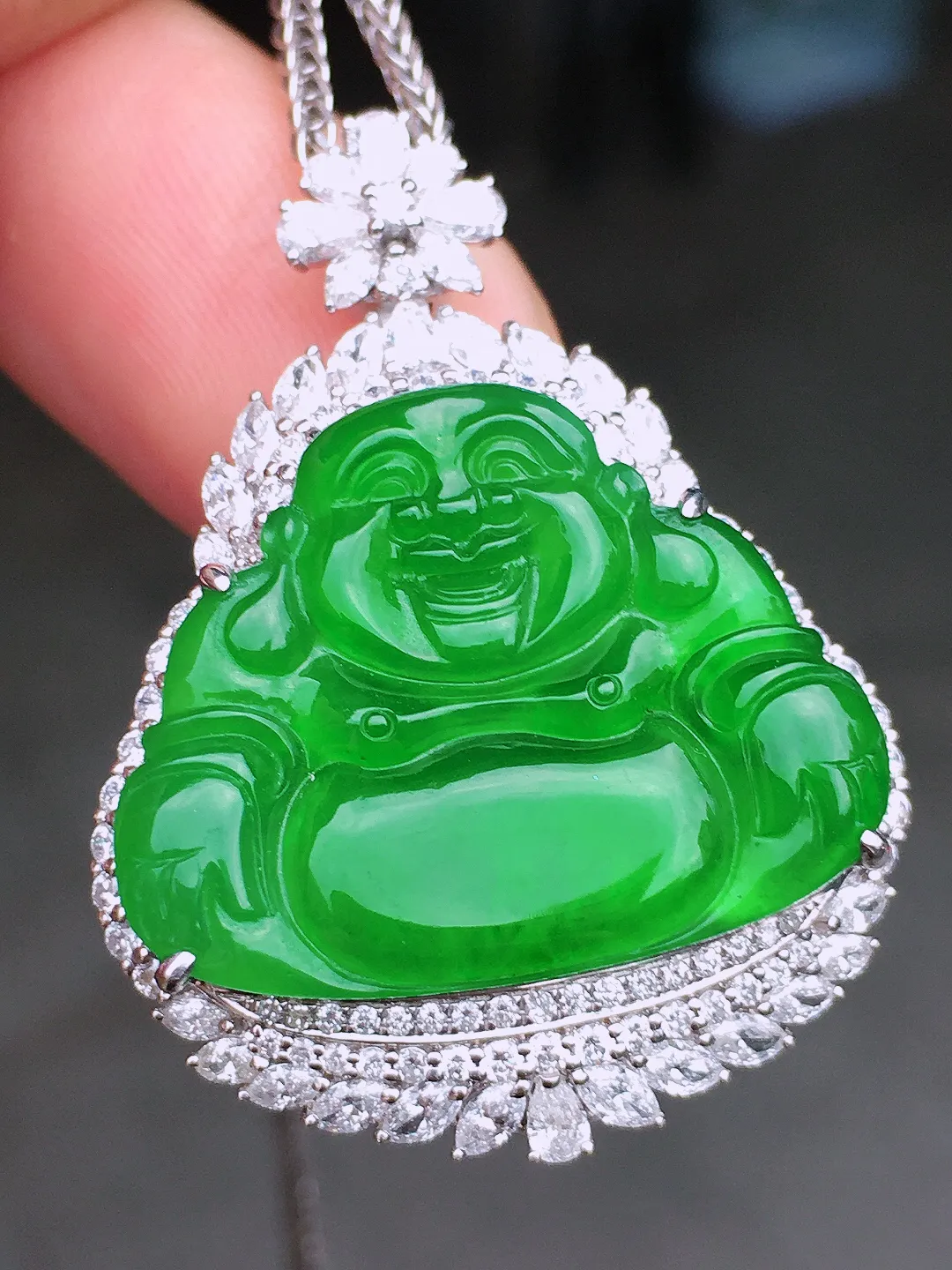 阳绿佛公吊坠，色泽均匀艳丽，玉质细腻，荧光感超
强，饱满水润，气质满满。18k
金豪华镶嵌