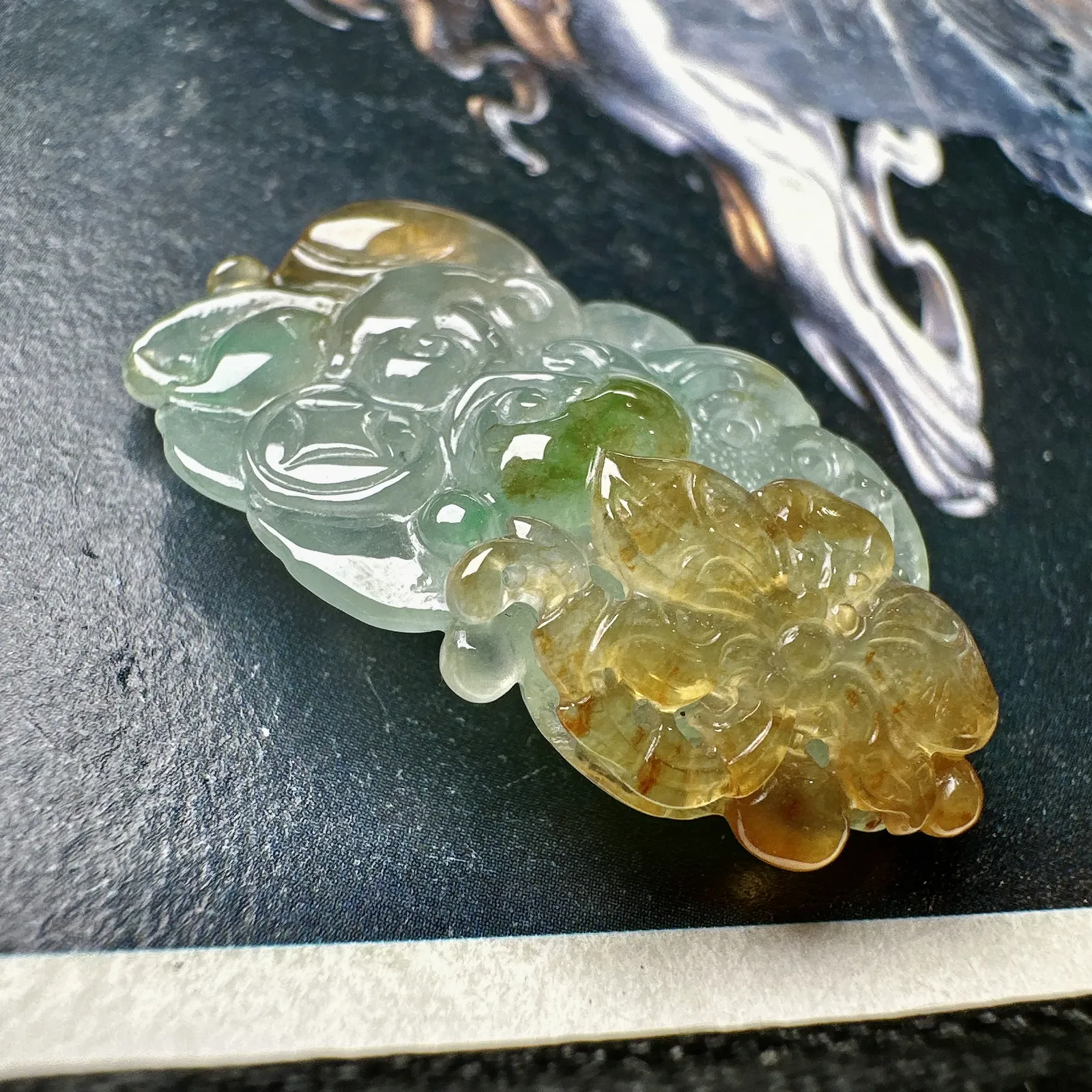 【冰种黄加绿财运亨通】特色件，多种元素雕刻招财神器，质地细腻，水润感好，雕琢非常精细