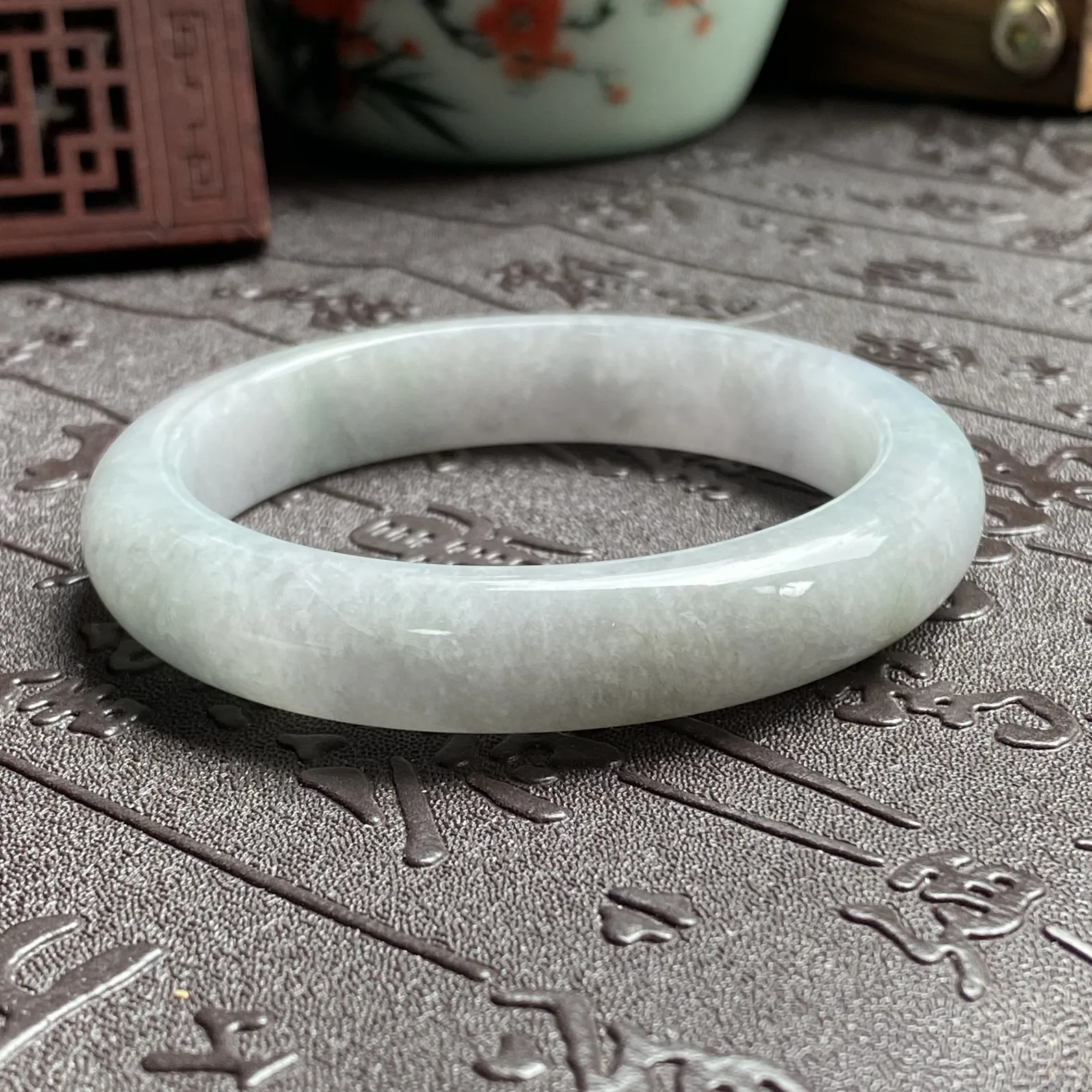 推荐【57圈淡春冰糯镯】淡淡的紫气发货淡淡的绿，种水好，带点冰感，石头天然形成过程中的石头纹理某个角度可见，无裂，不介意超值～～送镯心料龙牌