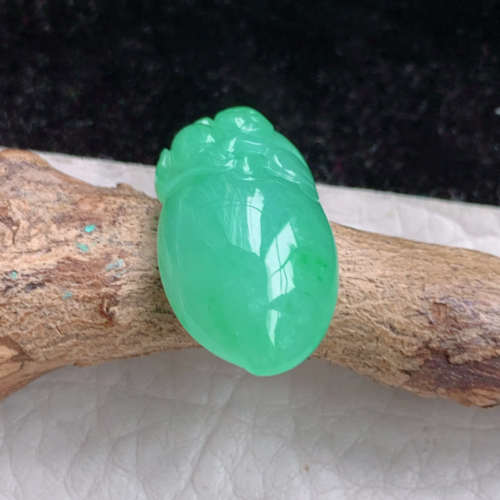 lz实拍22*13*7.2缅甸A货翡翠满绿冰胶饱满灵猴抱寿桃 生肖玉猴子玉吊坠 玉挂件