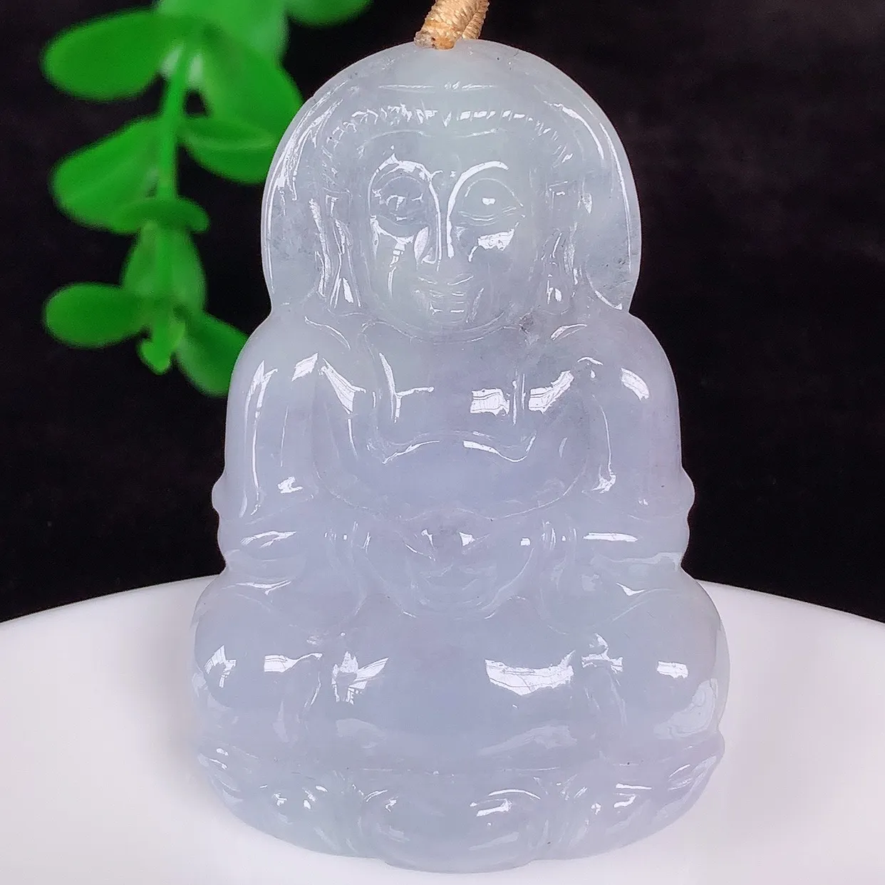 自然光实拍，冰糯种紫罗兰翡翠观音吊坠，赐福翡翠观音，翠色迷人，观音面相端庄，佩戴时尚出众！#35.17