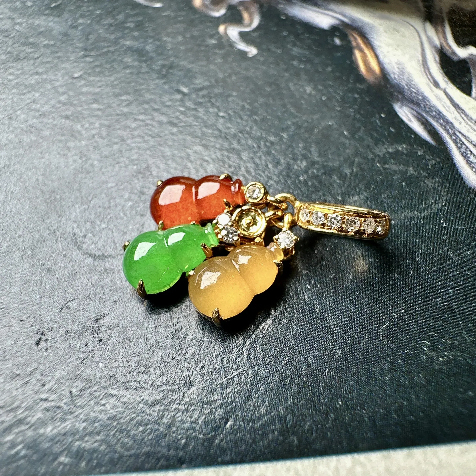 【冰种三彩葫芦小滴流】流行扣款，多种佩戴搭配，冰感十足，晶莹透亮，18K金钻镶嵌，其中一件裸石尺寸6.7*4.8*2.6毫米