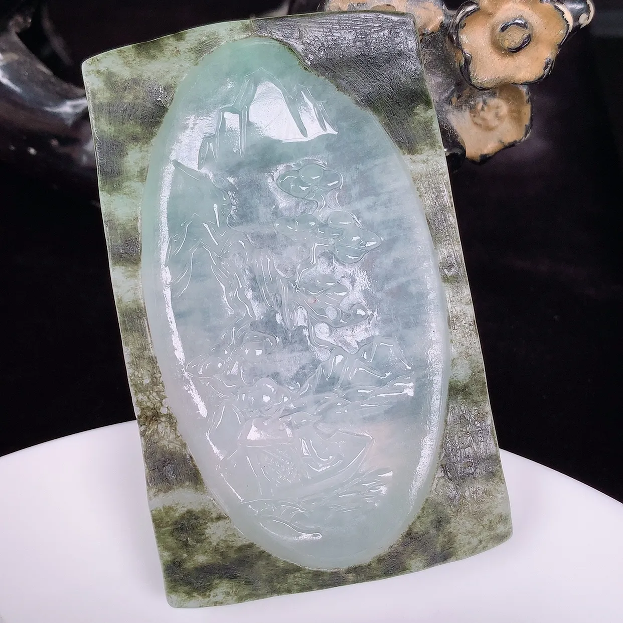 自然光实拍，大件冰润冰飘绿翡翠山水牌吊坠，翡翠山水，立体生动形象，山水素材布局合理，意境感佳，佩戴上