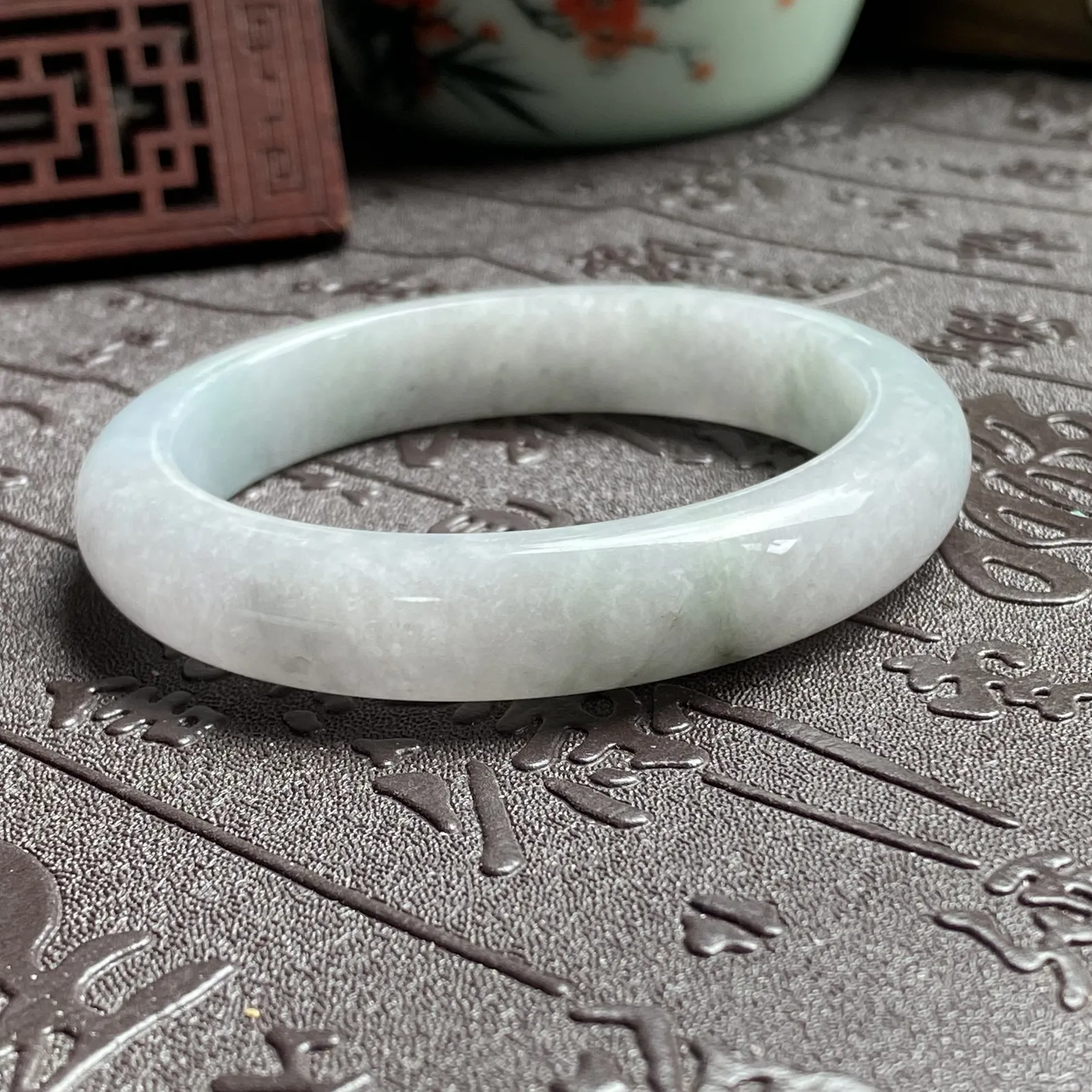 推荐【57圈淡春冰糯镯】淡淡的紫气发货淡淡的绿，种水好，带点冰感，石头天然形成过程中的石头纹理某个角度可见，无裂，不介意超值～～送镯心料龙牌