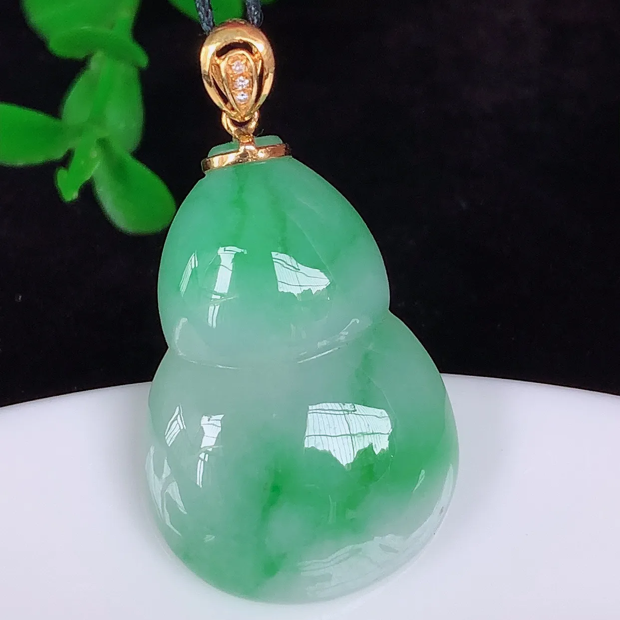 自然光实拍，18K金镶嵌冰润冰糯种飘阳绿翡翠葫芦吊坠，翡翠葫芦，寓意福禄双全，财源滚滚，佩戴效果优雅迷人！#83.17整体34*裸石27*18.5*5.8