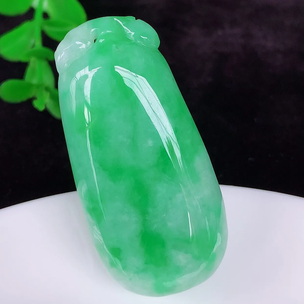 自然光实拍，厚装冰润冰糯种飘阳绿翡翠招财福瓜吊坠，翡翠福瓜招财瓜，冰润且起胶感，佩戴效果优雅迷人！#