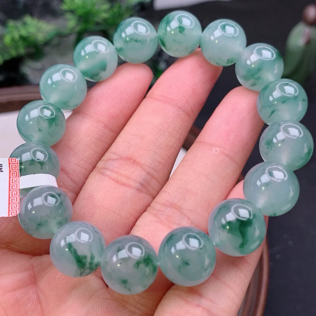 天然A货翡翠冰飘花起胶圆珠手串
尺寸13mm  重59.15g