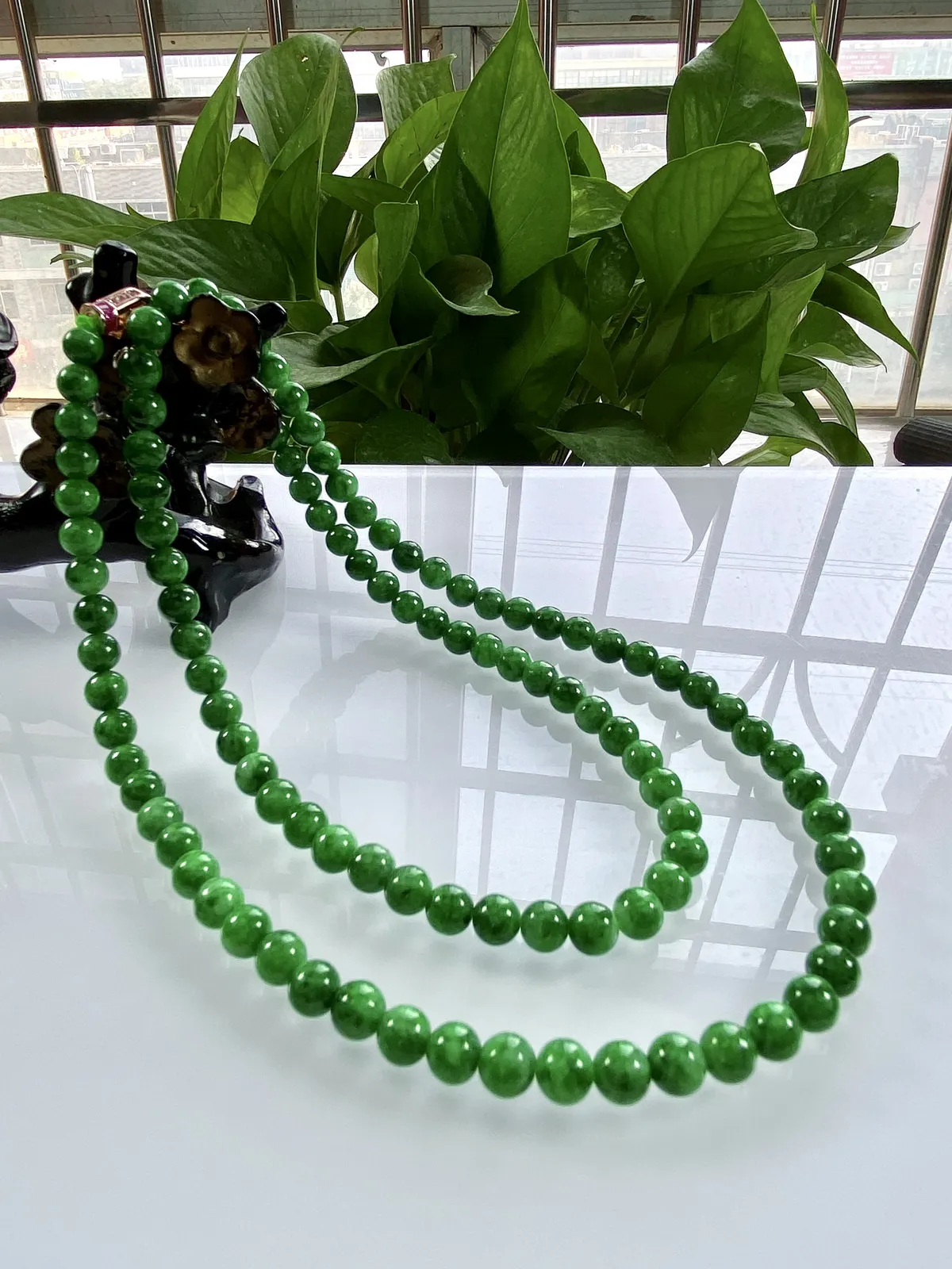 缅甸天然翡翠A货，卡6.2冰润满绿浓辣阳绿圆珠项链手链，尺寸：6.2mm/108颗，长度645mm，