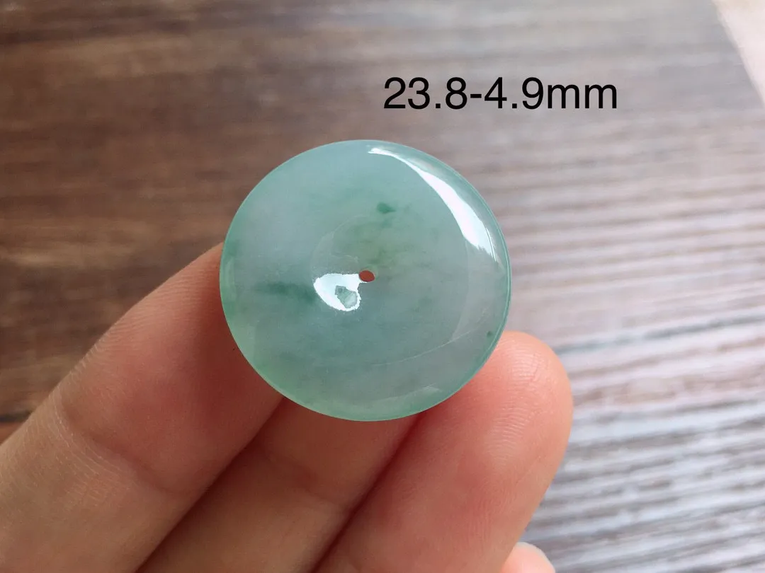 冰飘花平安扣，冰润光泽，玉质细腻，种水足，整体尺寸23.8*4.9