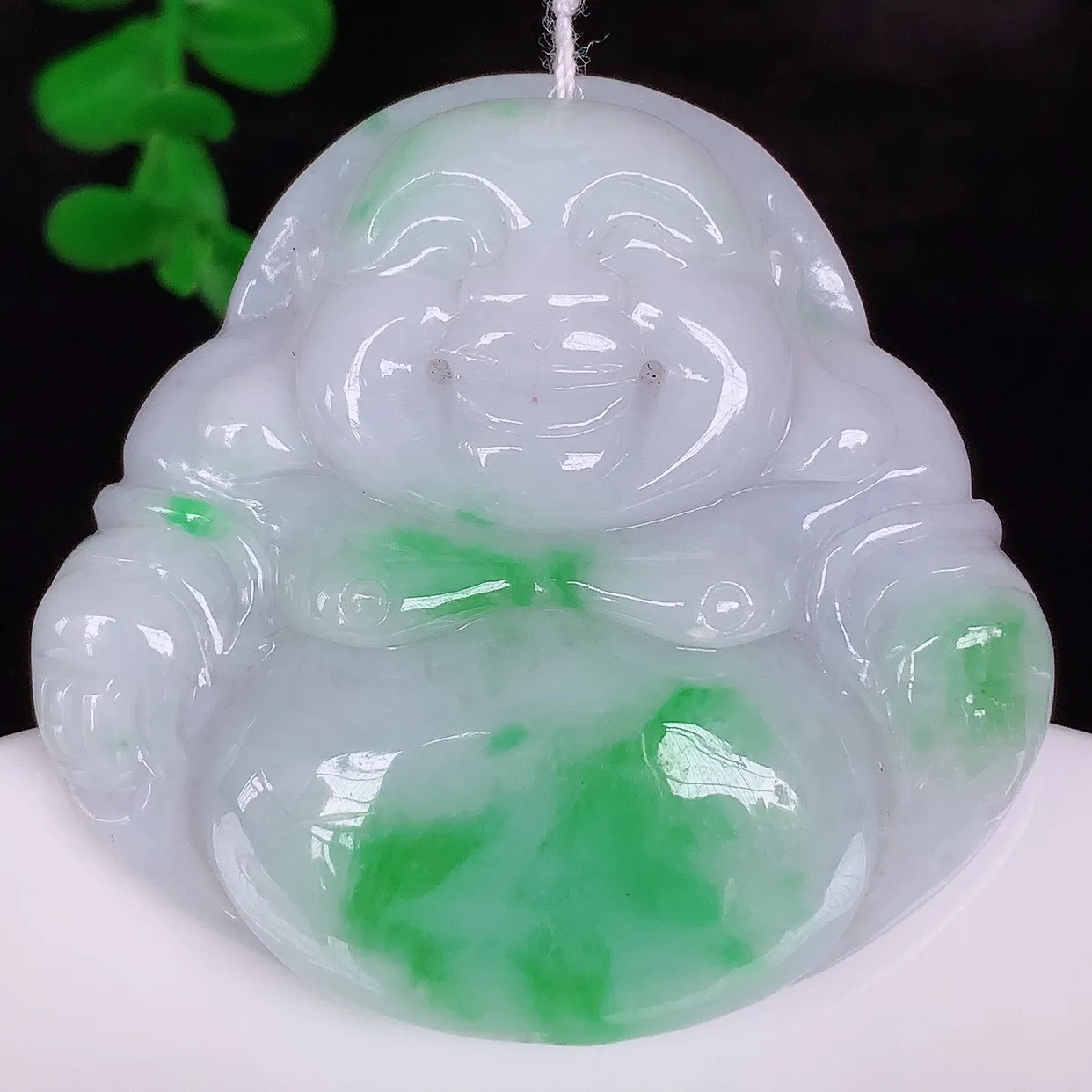 自然光实拍，大件厚装冰润冰糯种飘阳绿翡翠佛公吊坠，饱满， 佛公亦保平安，寓意有福（佛公）相伴，配戴优雅迷人！#46.17