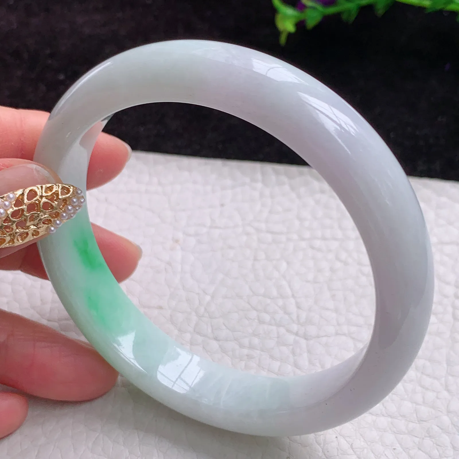 blm实拍 大圈口63*13*8缅甸翡翠胶感飘阳绿大气气百搭正圈翡翠玉手镯 平安镯