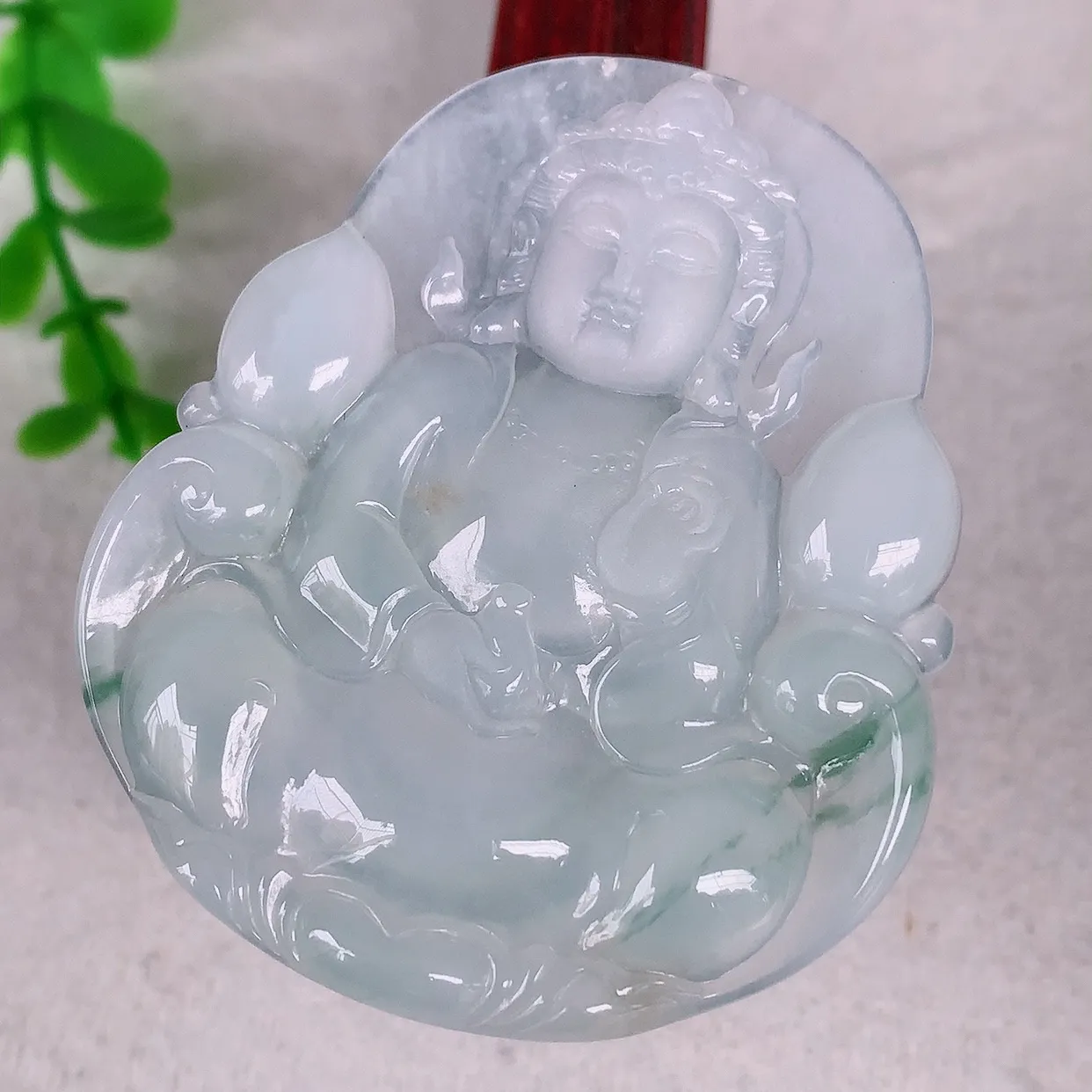 自然光实拍，冰种飘花翡翠观音吊坠，赐福翡翠观音，翠色迷人，观音面相端庄，佩戴时尚出众！#36.17