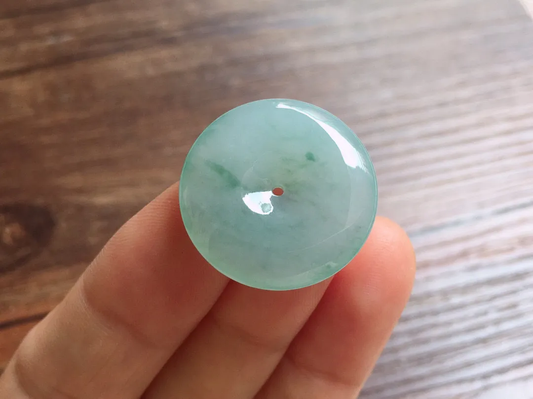 冰飘花平安扣，冰润光泽，玉质细腻，种水足，整体尺寸23.8*4.9