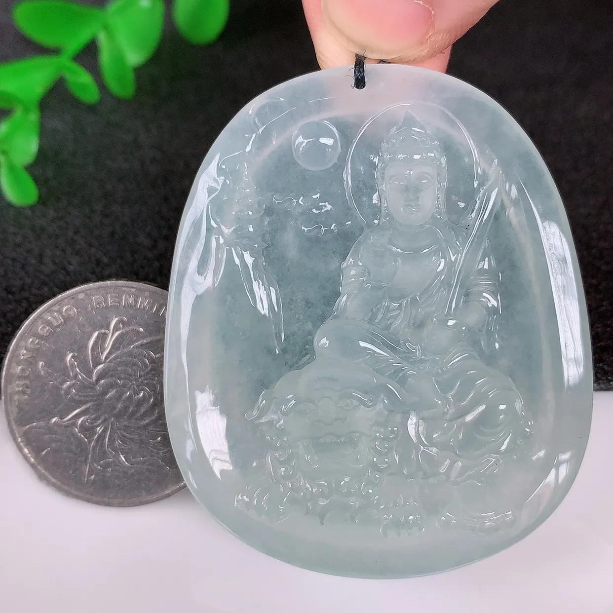 自然光实拍，冰种翡翠普贤菩萨吊坠，赐福翡翠观音，翠色迷人，观音面相端庄，佩戴时尚出众！#36.17