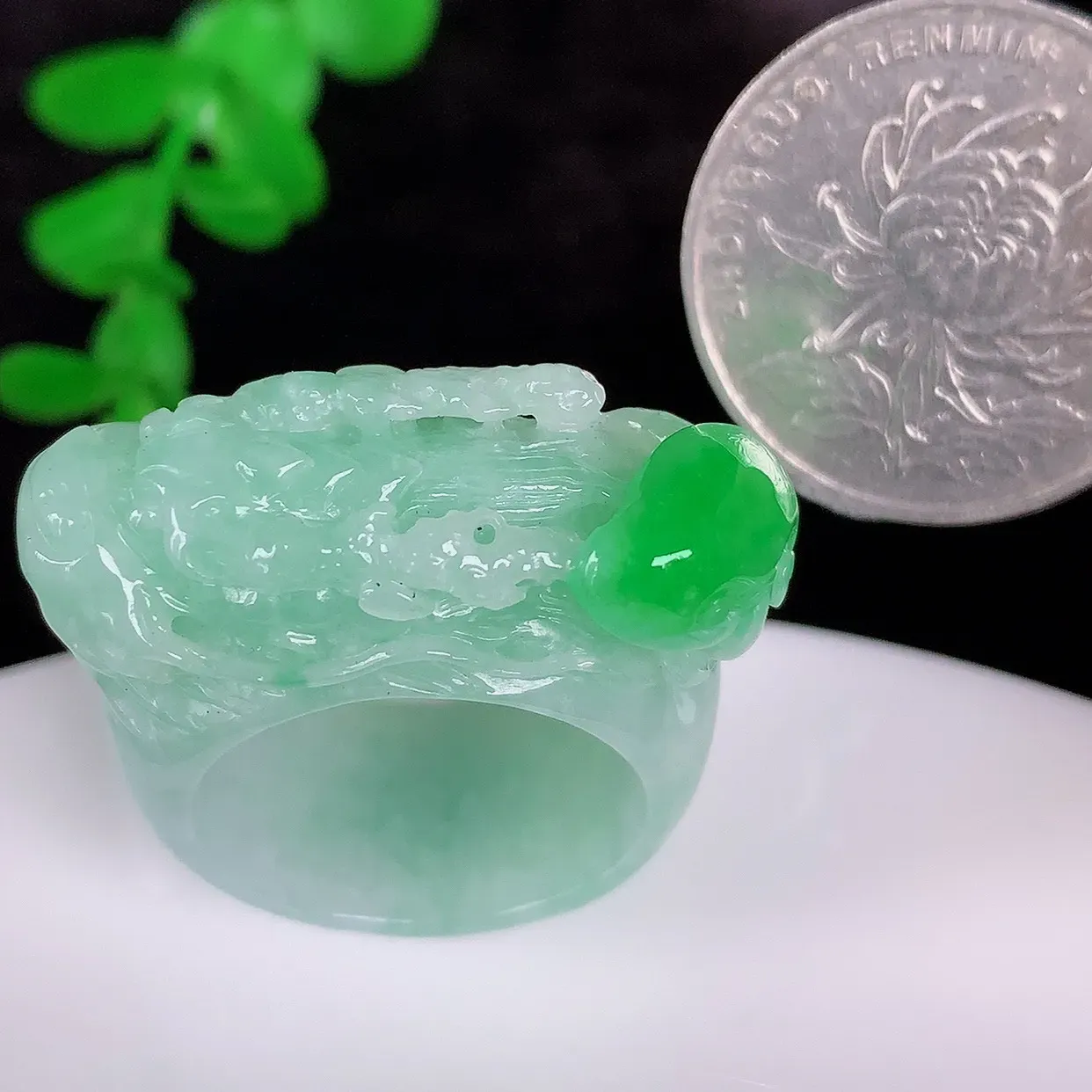 自然光实拍，冰润冰糯种飘阳绿龙头20.8mm内径翡翠扳指，冰润指环，玉扳指，财源滚滚，玉质细腻起胶，23圈口，种水好！#1.17