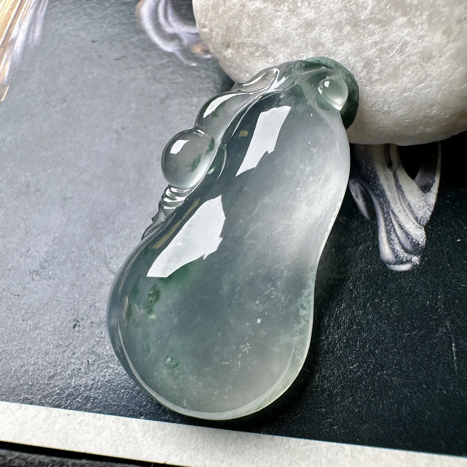 【玻璃种飘花葫芦吊坠】质地非常细腻，通透度很好，起刚起荧光