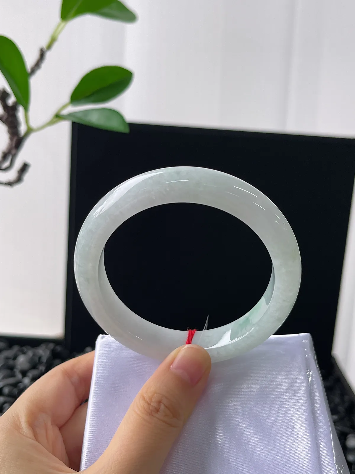 正圈56.5圈口，翡翠糯化种飘绿手镯