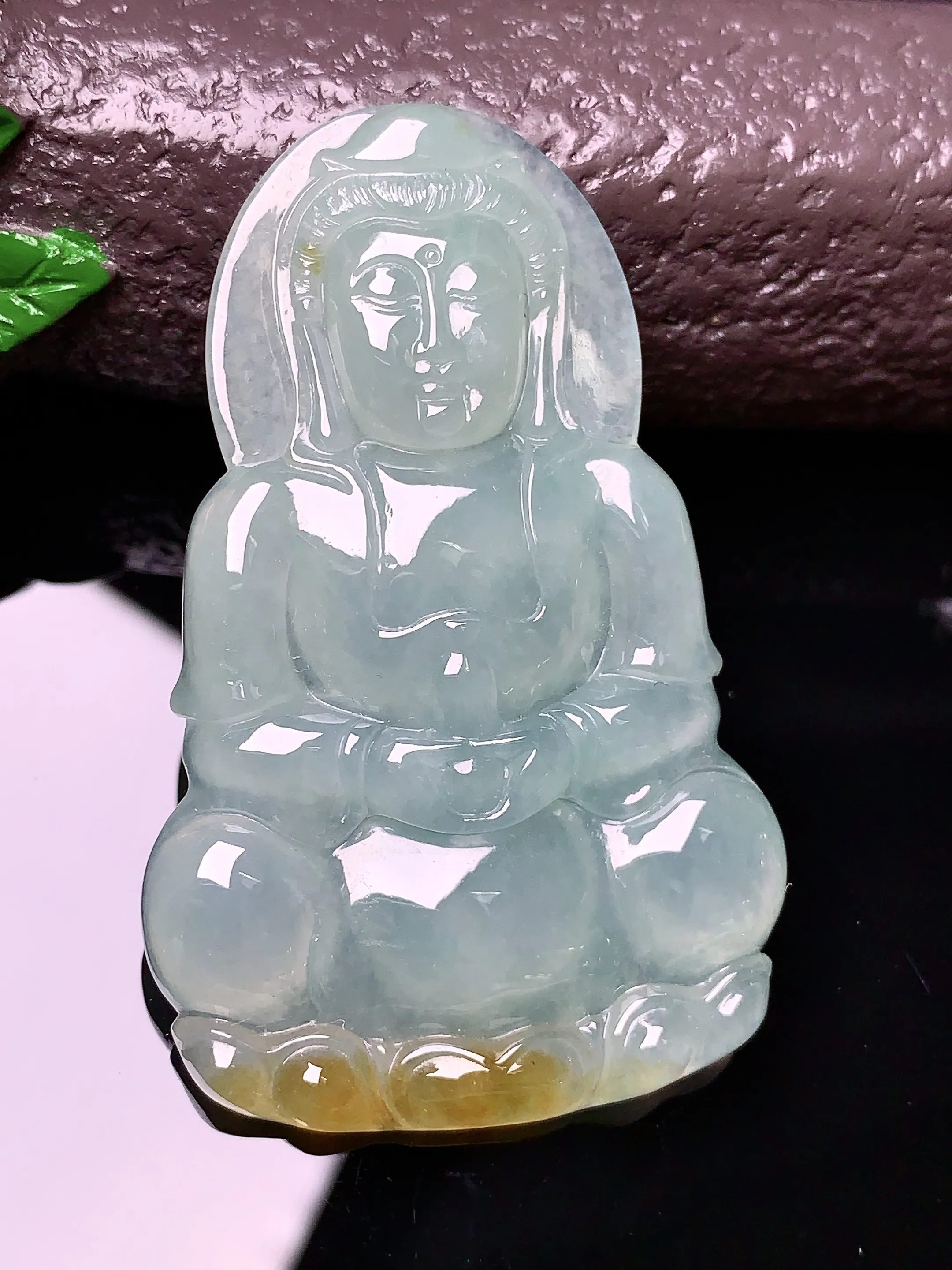 晴底飘黄翡观音菩萨吊坠 玉质细腻 色泽艳丽 整体尺寸55.3*35.2*5.2