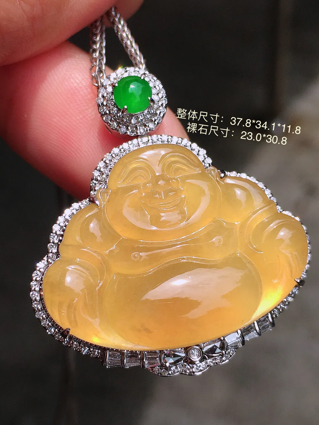 黄翡佛公吊坠，色泽均匀艳丽，玉质细腻，荧光感超
强，饱满水润，气质满满。18k
金豪华镶嵌