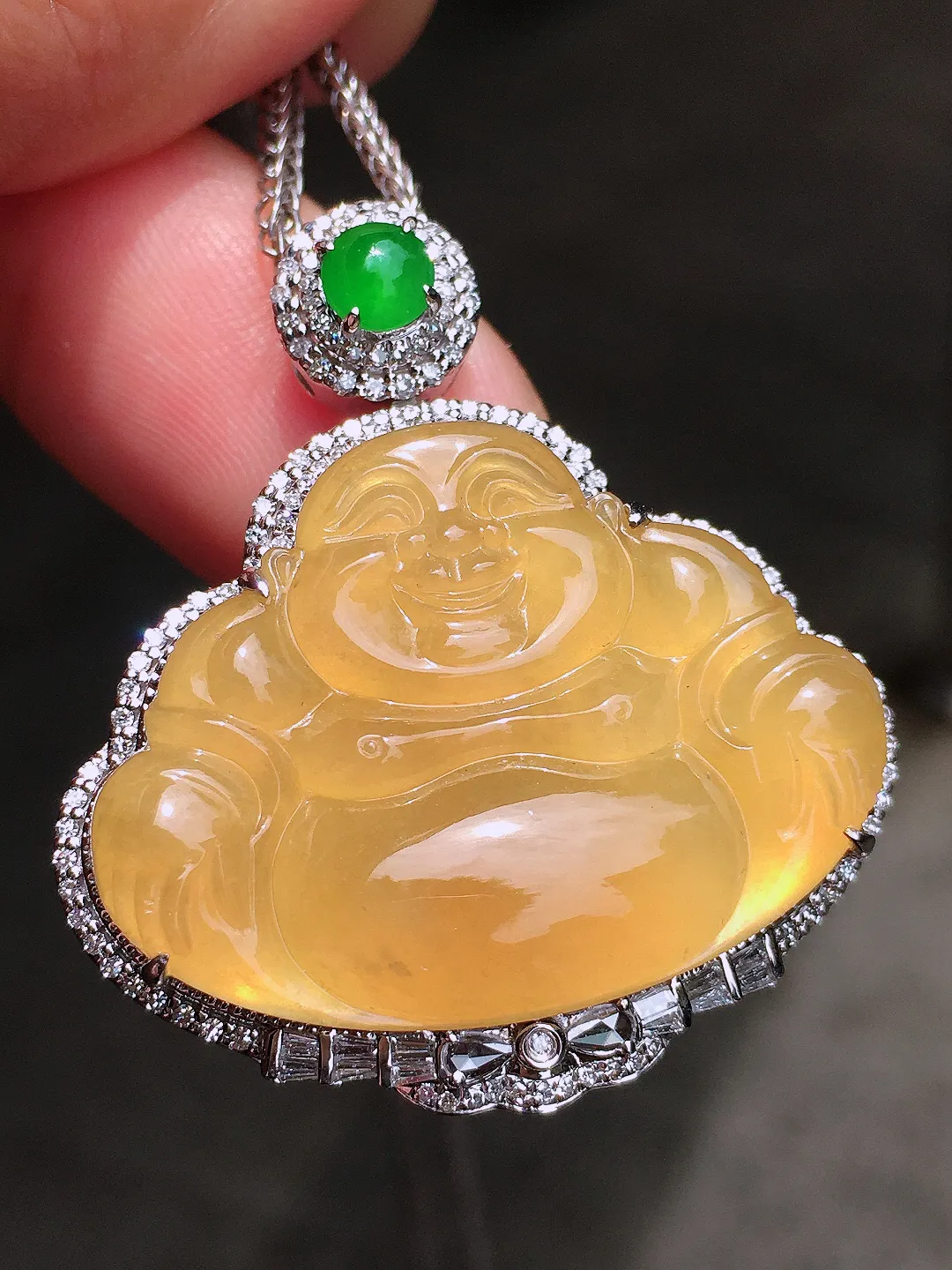 黄翡佛公吊坠，色泽均匀艳丽，玉质细腻，荧光感超
强，饱满水润，气质满满。18k
金豪华镶嵌