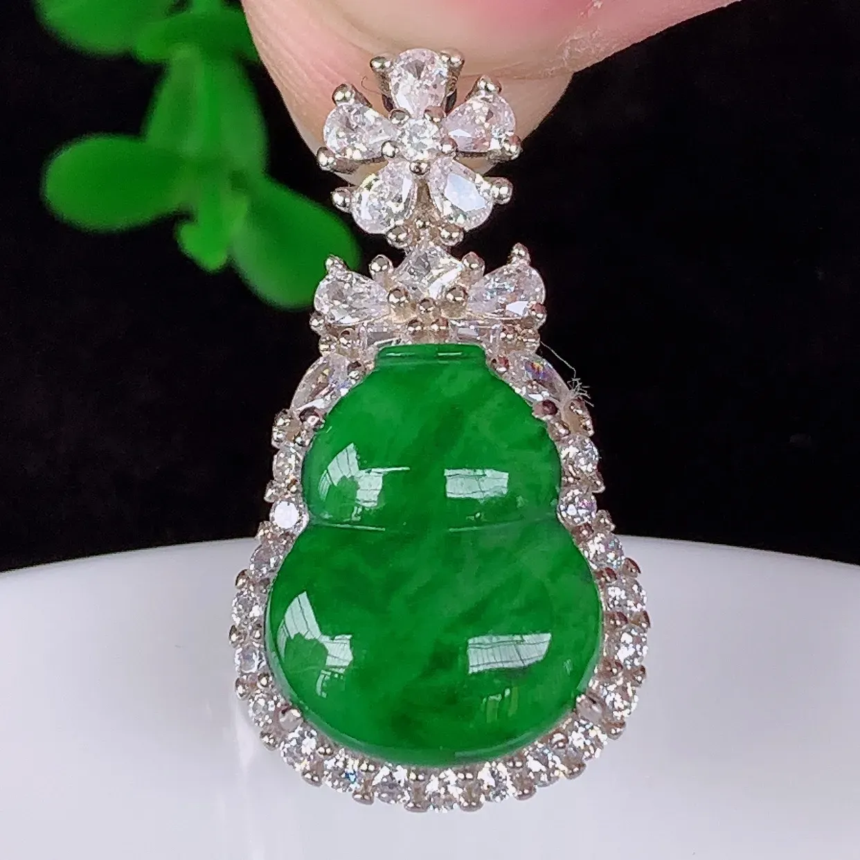 自然光实拍，冰透满绿翡翠925银镶嵌葫芦吊坠，自然光实拍，翠色灵动，颜色漂亮，种老水足，品相佳，佩戴佳品！#96.17整体28*15*9裸石15*12