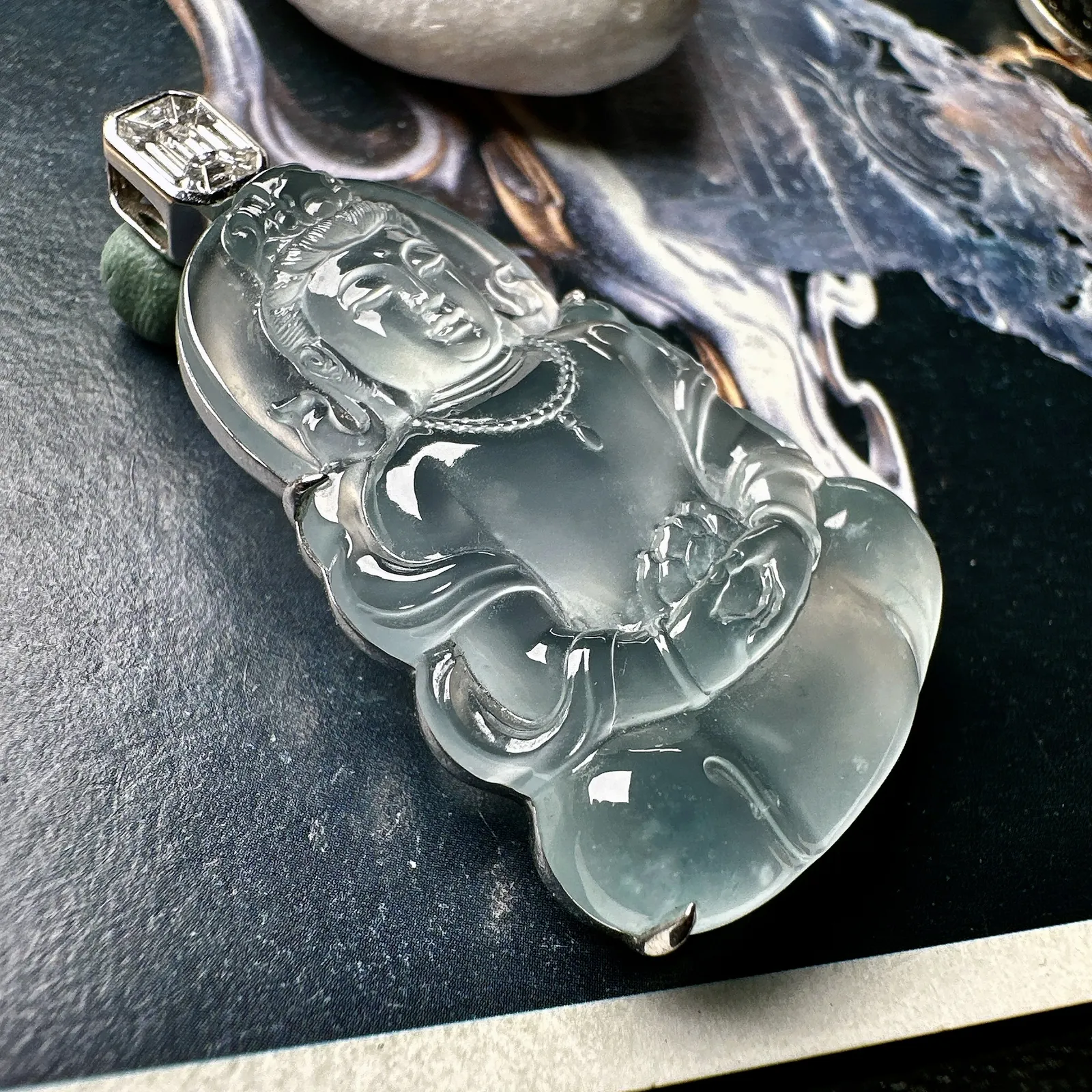 【玻璃种小观音】玻璃光泽，晶莹剔透，冰感十足，通透闪亮，18k金钻镶嵌，裸石尺寸39.2*26.8*6.5毫米