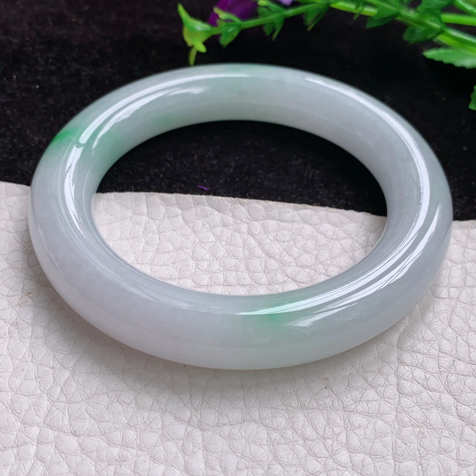 sza实拍 胖圆镯 56.8*12缅甸翡翠胶感飘绿花圆条翡翠玉手镯 美人镯