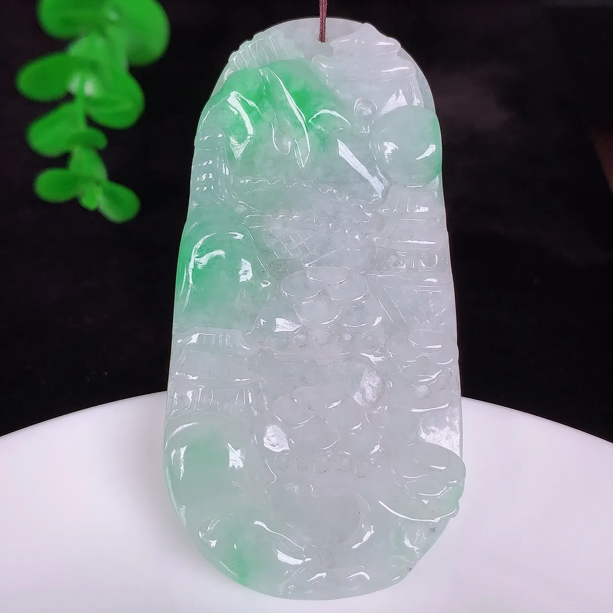 自然光实拍，大件冰润冰糯种飘阳绿翡翠山水牌吊坠，翡翠山水，立体生动形象，山水素材布局合理，意境感佳，佩戴上身效果更高贵 #46.17